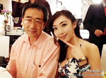 《台北物語》女主角李宓（右）殺青酒時和導演黃英雄開心合影。（翻攝自李宓微博）