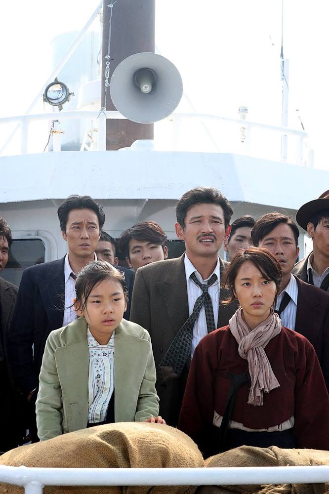 《軍艦島》演員群照，（後左起）蘇志燮、黃晸玟，（前左起）金秀安、李貞賢。