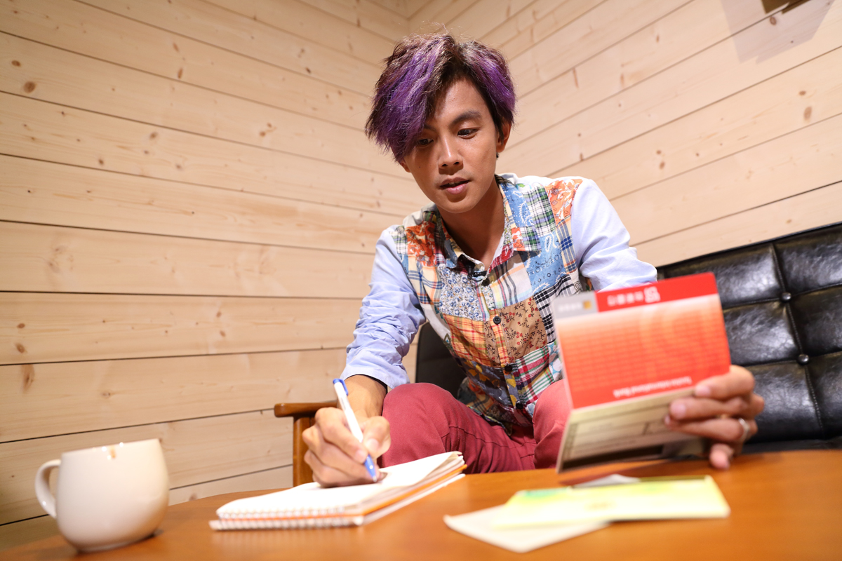 剛出道時，阿翔會核對銀行存摺和通告行事曆，一筆筆確認收入有沒有入帳。