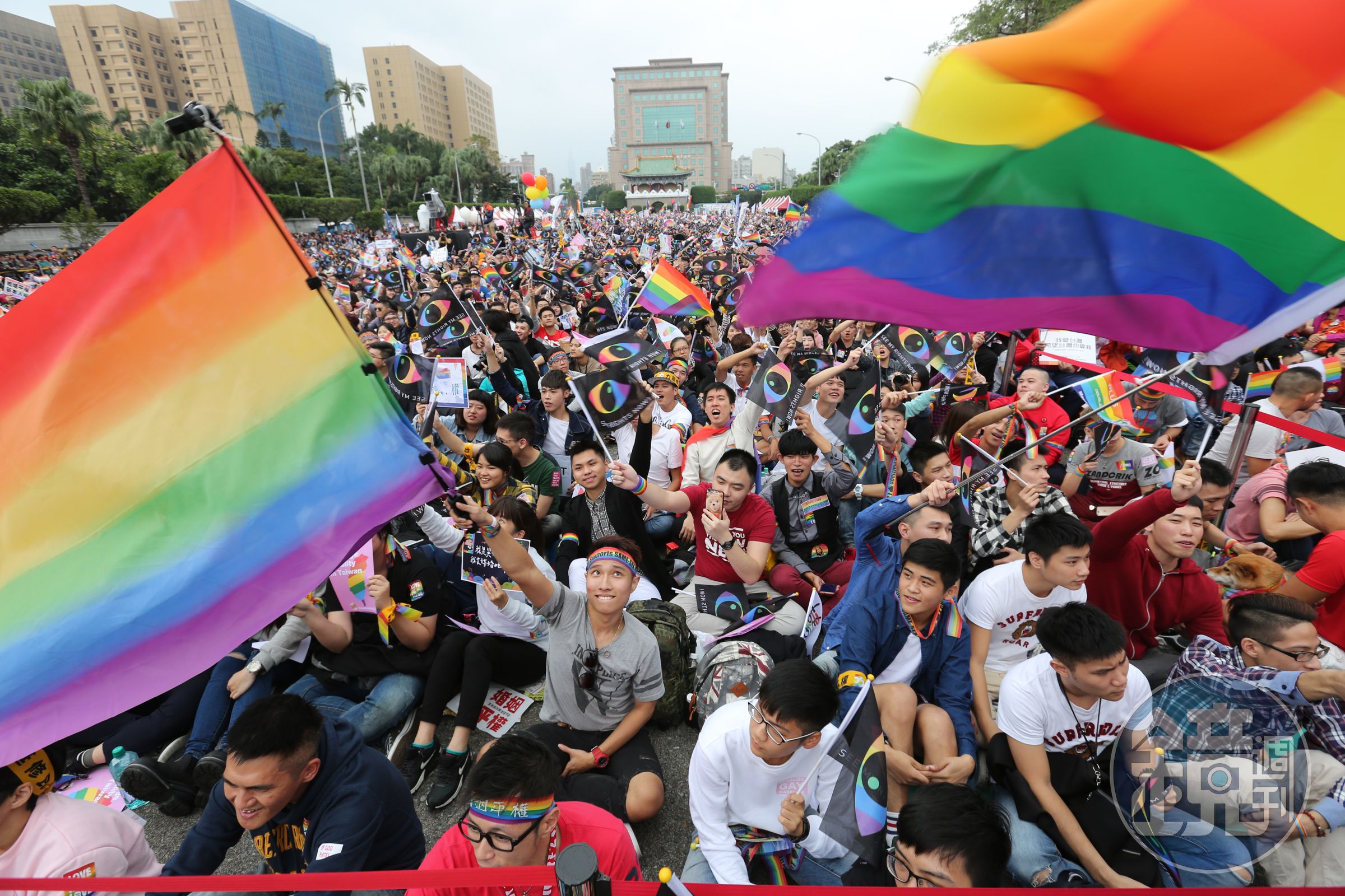 行政院祕書長陳美伶指出，修法前將先保障同婚，只要不涉第三人權益，法令中的家屬將不拘泥於眷屬或配偶。