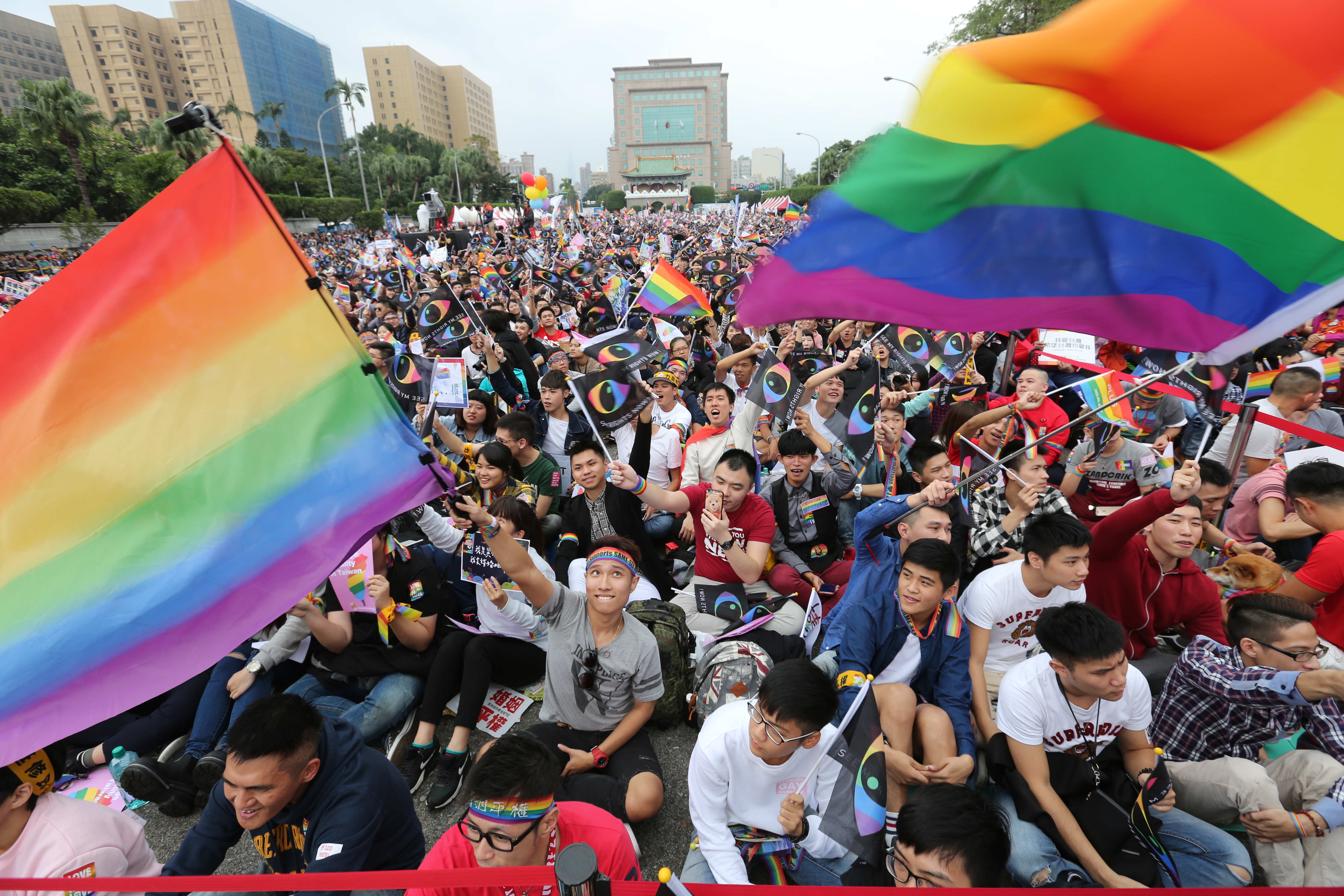 行政院祕書長陳美伶指出，修法前將先保障同婚，只要不涉第三人權益，法令中的家屬將不拘泥於眷屬或配偶。