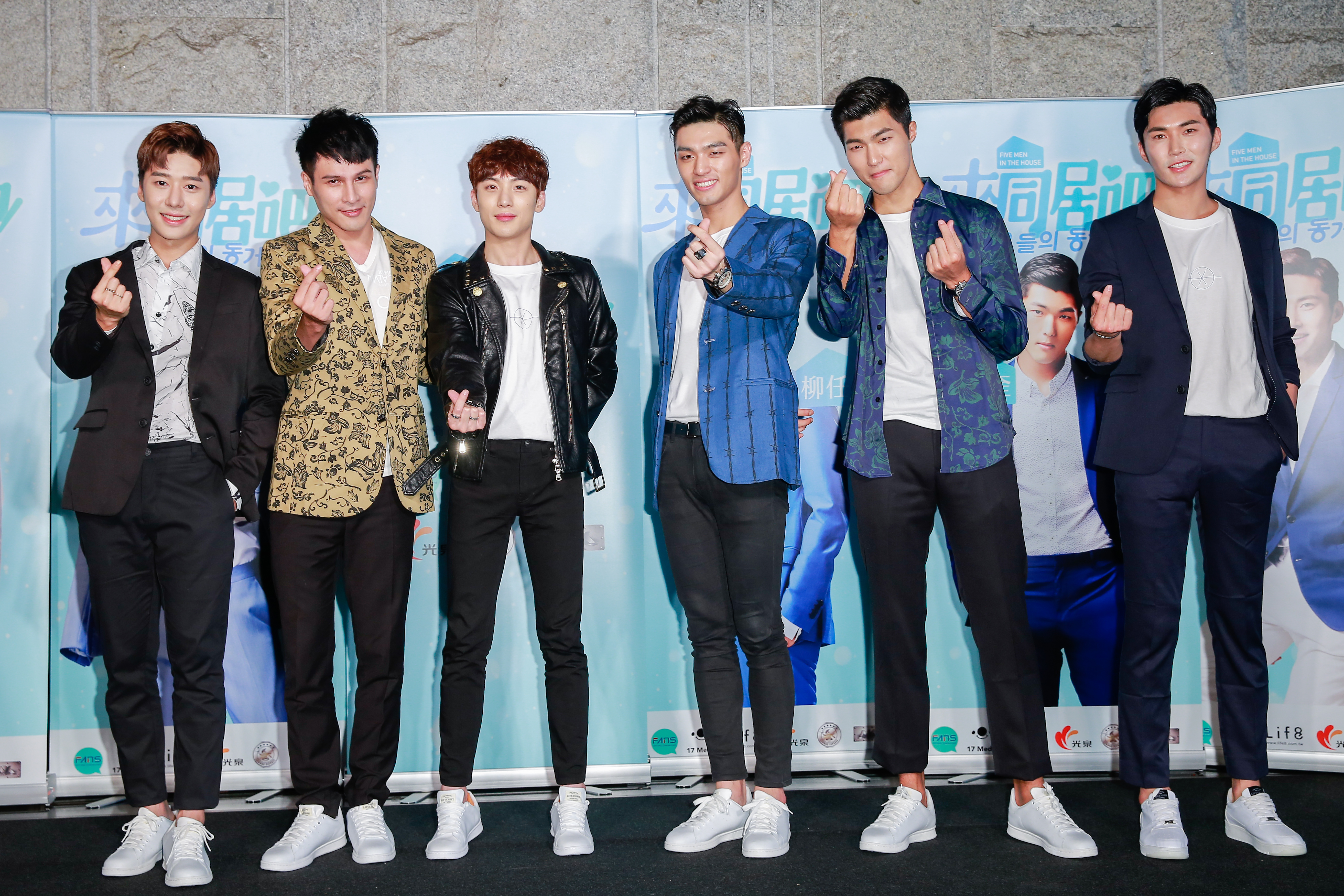 亞洲首個男子直播實境秀節目《來同居吧》，成員金都序（左起）、梁志瑋、李太河、柳任揮、羅德奎、金東雲共同出席記者會。