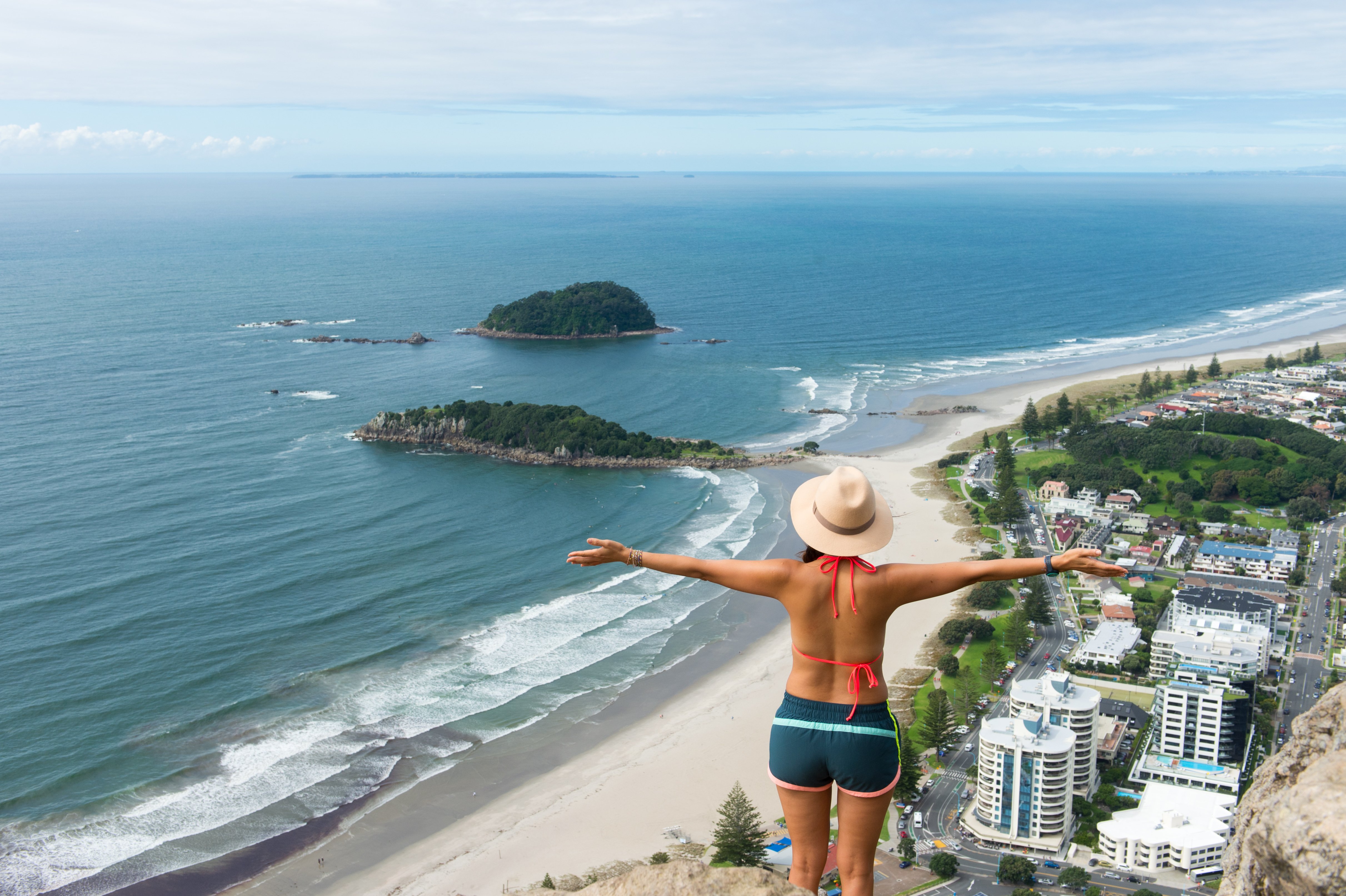 跟著紐西蘭的超級阿嬤，來到豐盛灣山頂，懸崖視野撼人，這一位張開雙手的背影是阿嬤嗎？
