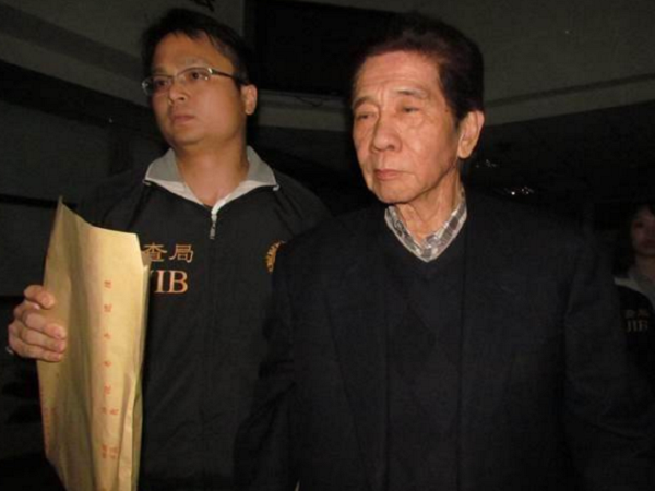 及人中小學董座盛天麟（右）與其家族掏空校產，去年已遭起訴，卻反過來控告校方積欠租金。（翻攝自網路）