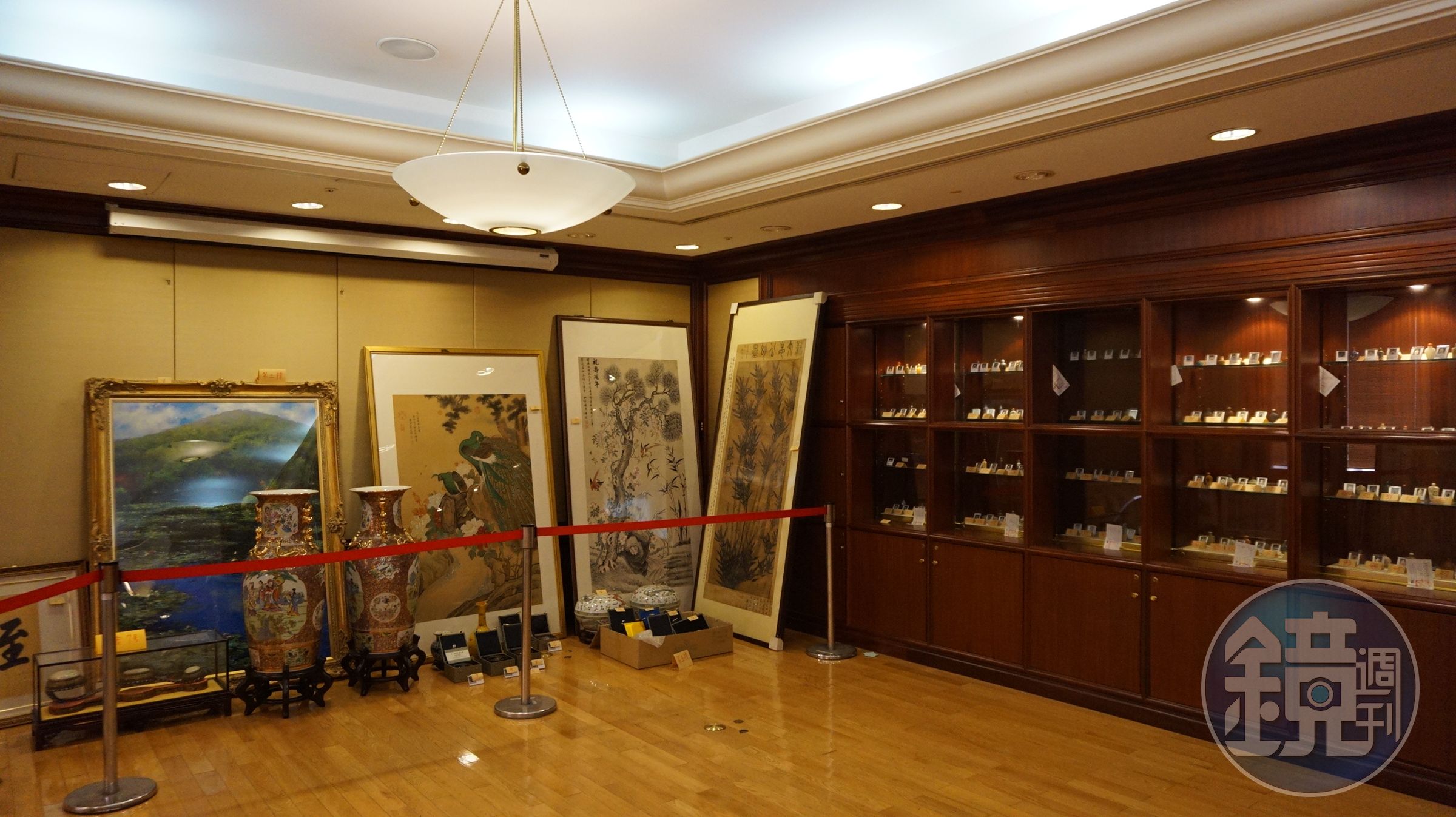許勝發收藏的200個鼻煙壺及畫作、骨董等市值5000萬元物品遭查封拍賣。