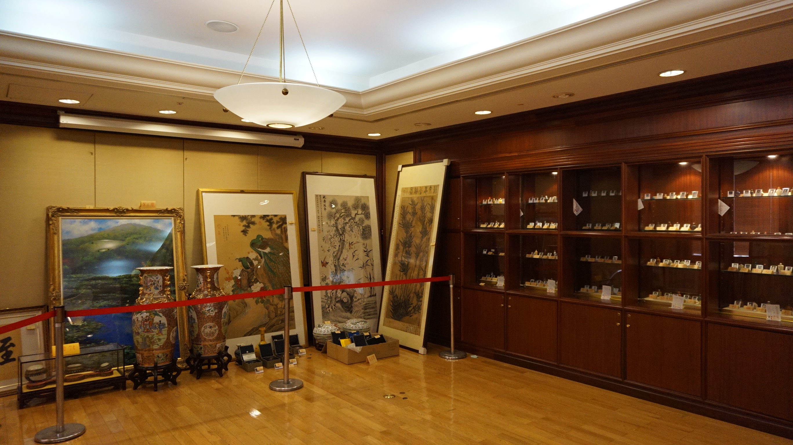 許勝發收藏的200個鼻煙壺及畫作、骨董等市值5000萬元物品遭查封拍賣。