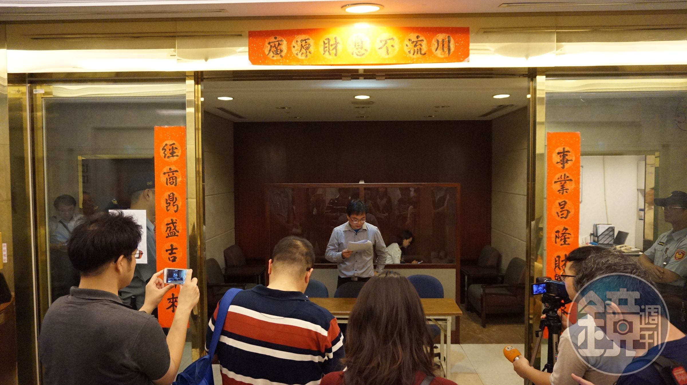 太子集團創辦人許勝發欠債務，收藏的200個鼻煙壺等物，今在他住處豪宅內開標後流標。