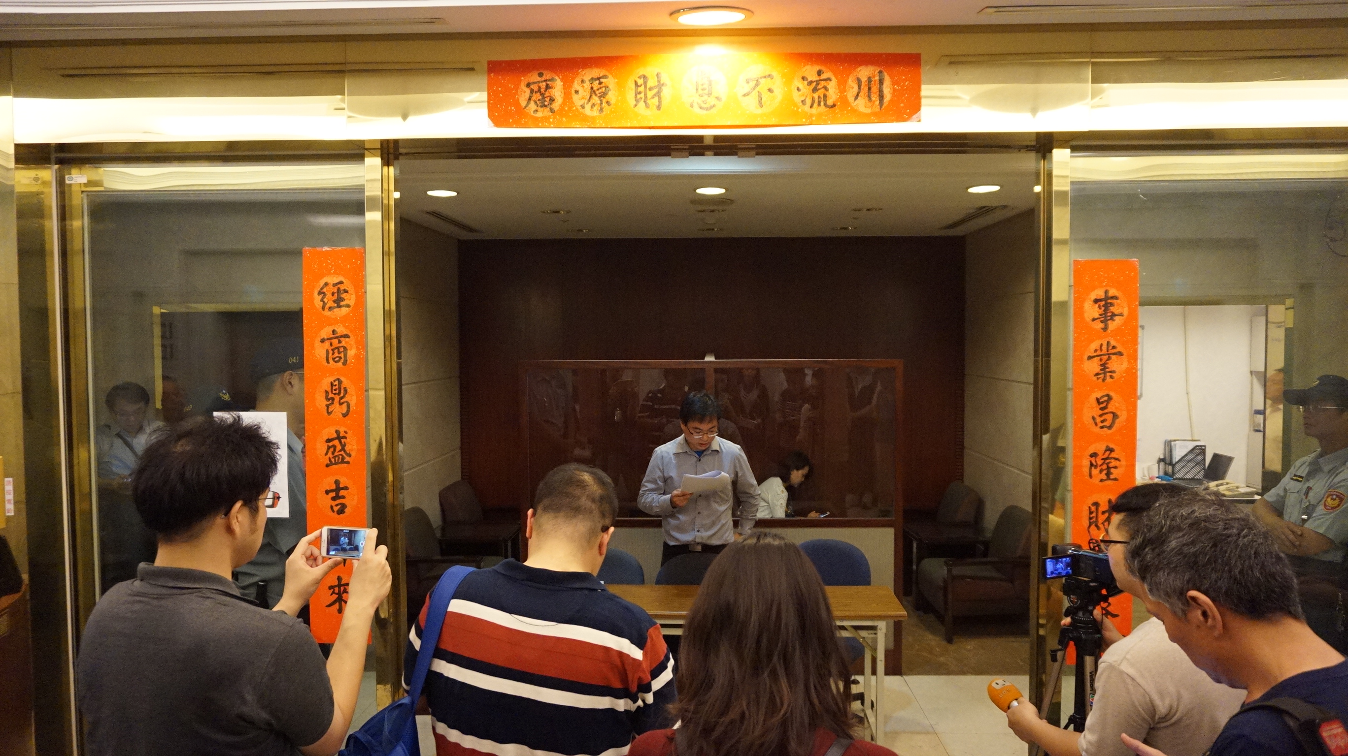 太子集團創辦人許勝發欠債務，收藏的200個鼻煙壺等物，今在他住處豪宅內開標後流標。