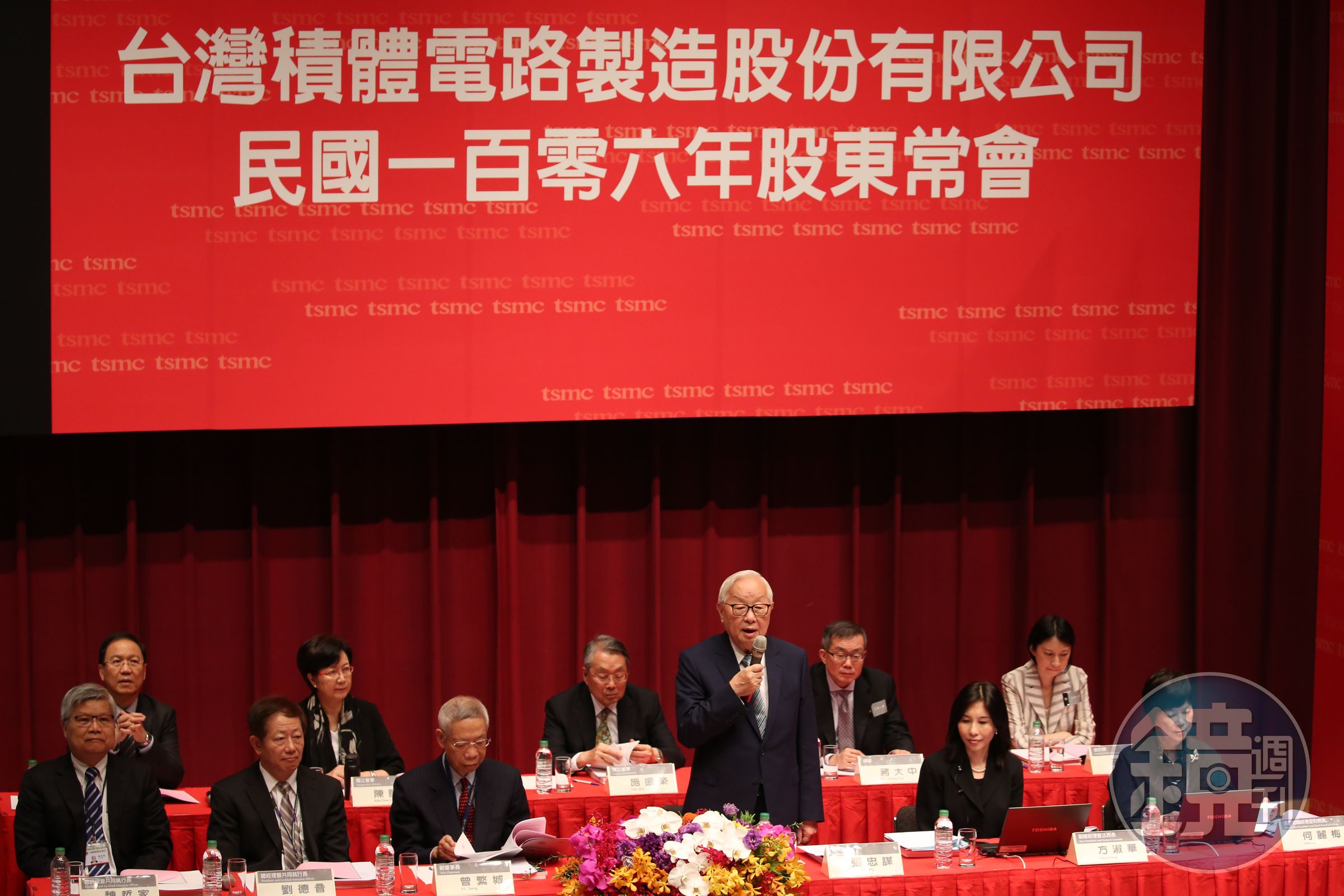 台積電董事長張忠謀未來如何繼續推動接班計畫，外界均相當關心。前排左一維魏哲家、前排左二劉德音。