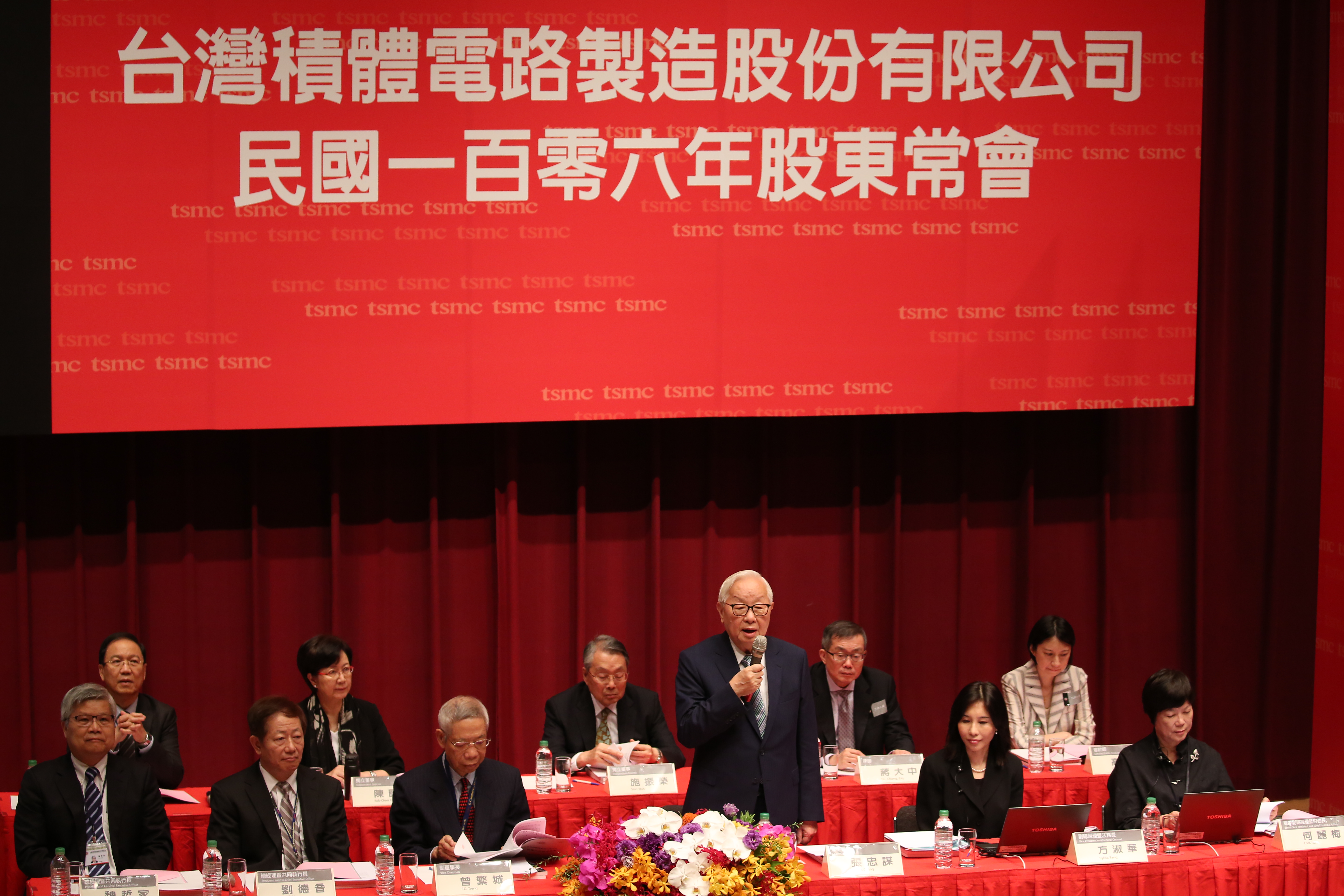 台積電董事長張忠謀未來如何繼續推動接班計畫，外界均相當關心。前排左一維魏哲家、前排左二劉德音。