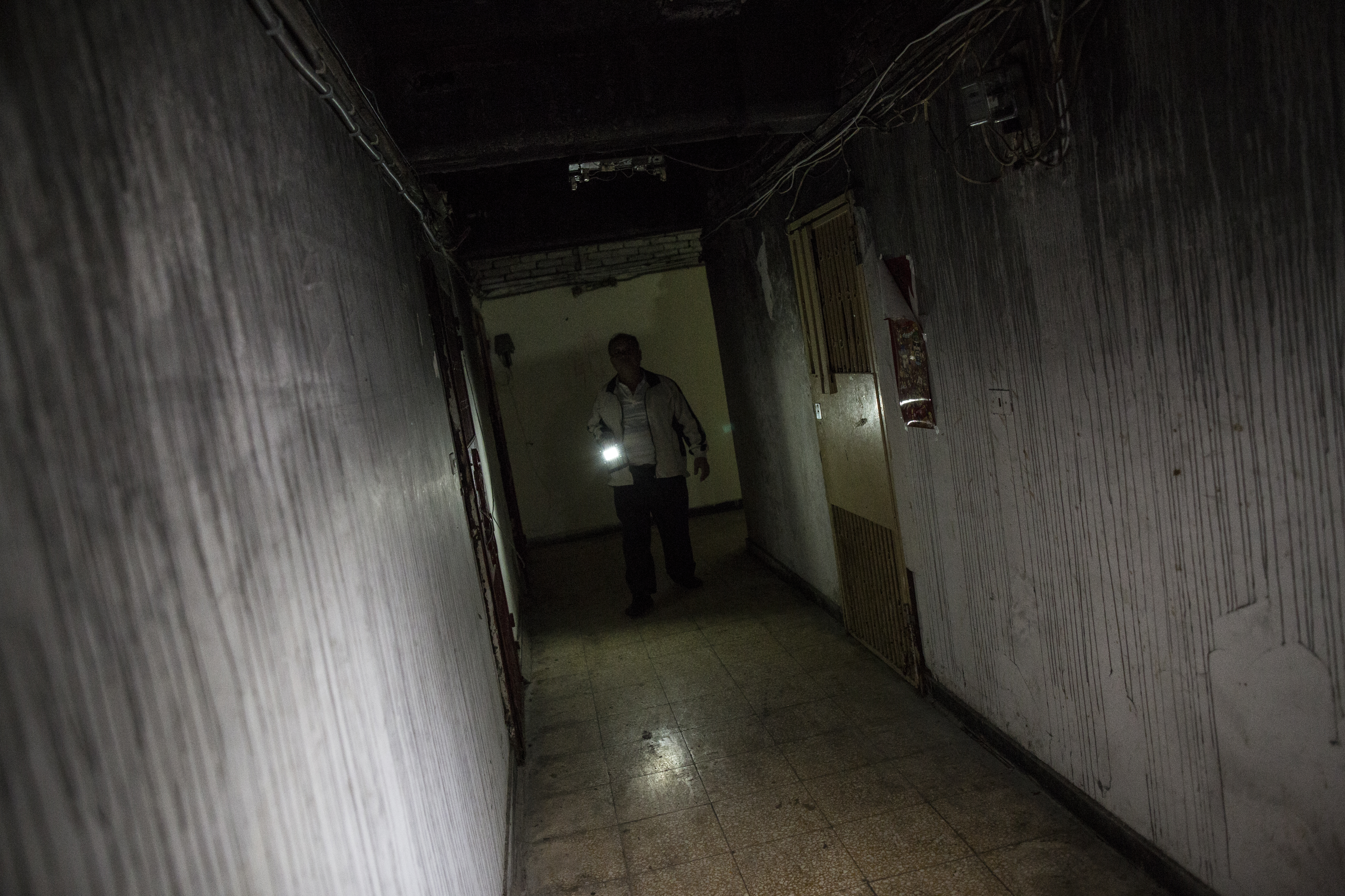 住戶鄭詠耀24年前搬進29街，他想起過去沒有裝配電燈的陰暗走廊，回家的過程不分日夜都需要使用手電筒。