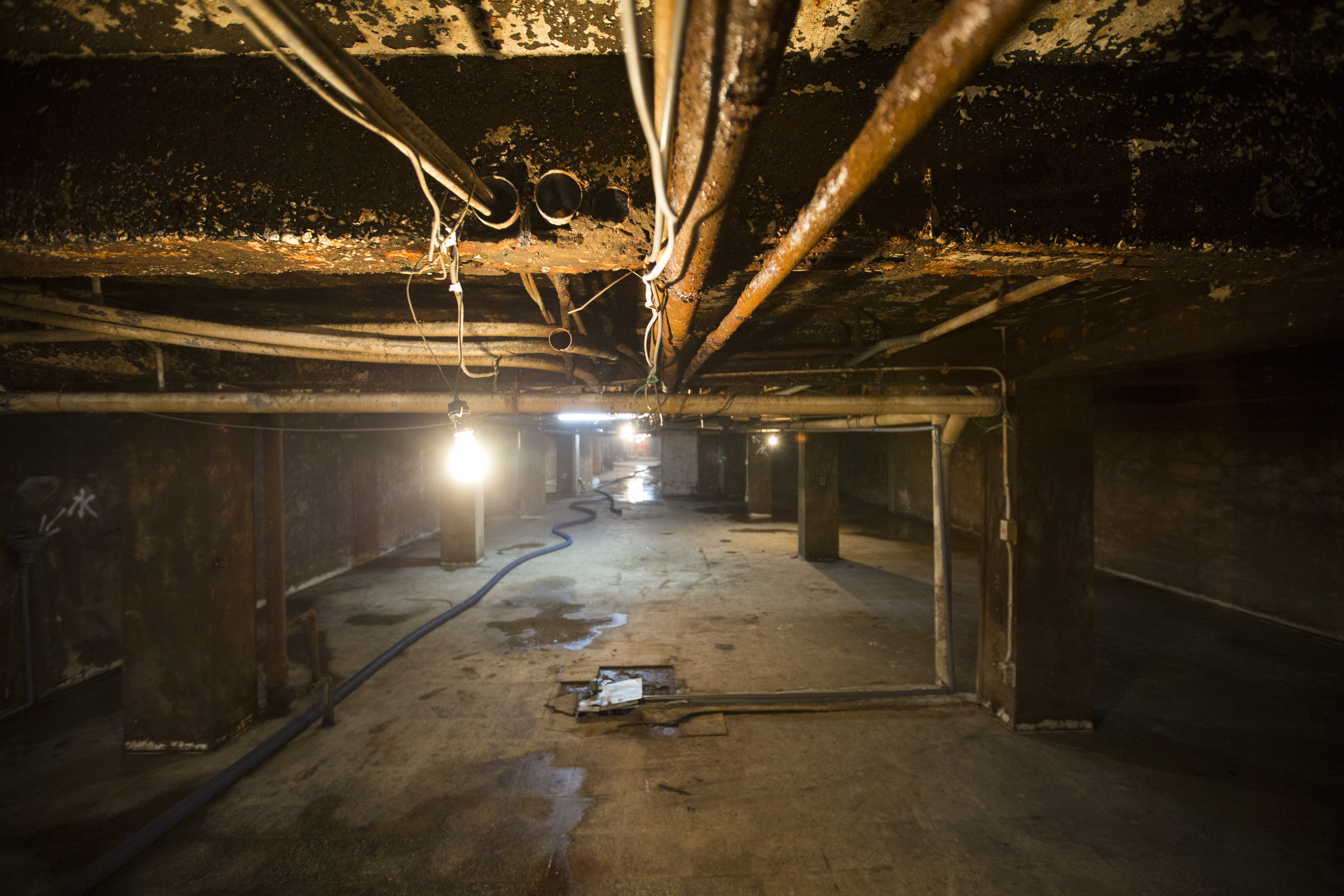 29街的地下室長年蓄滿了一二樓改裝套房排出的生活廢水，2013年曾有居民自樓梯跌落溺斃其中，如今三重市公所已介入整頓。