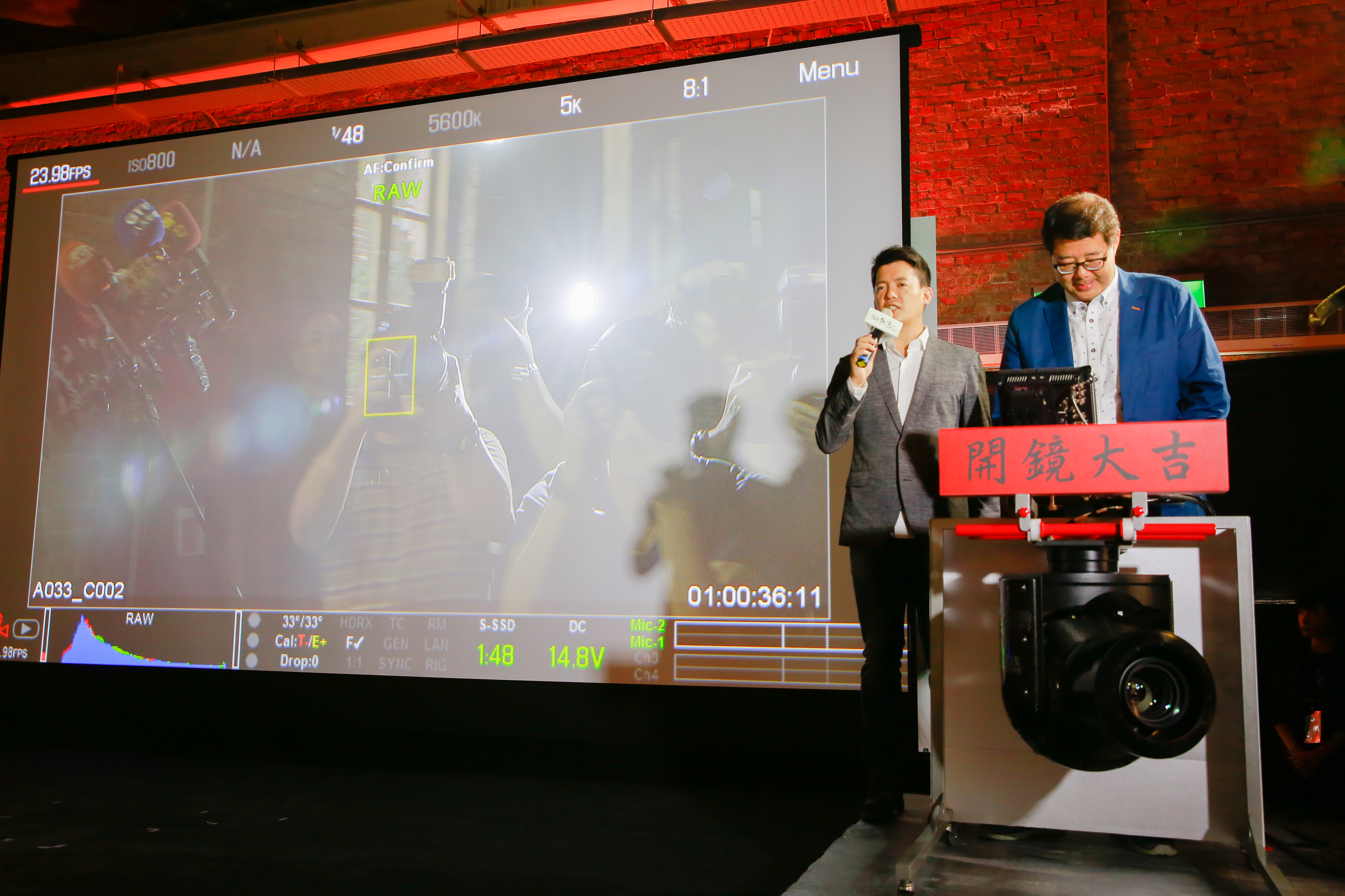 齊柏林（右）今天在記者會上宣布《看見台灣II》拍攝計畫。