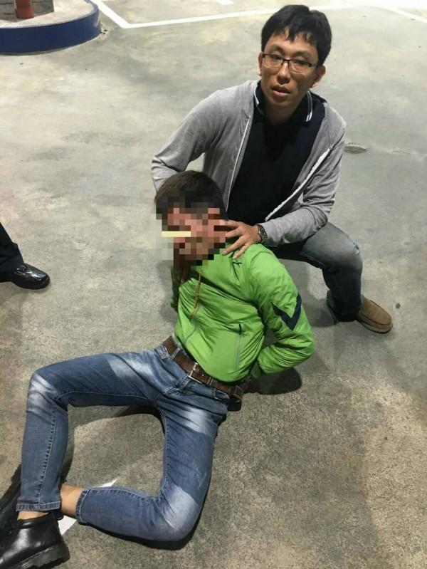 警方與加油站員工聯手制伏水果怪盜(下)。