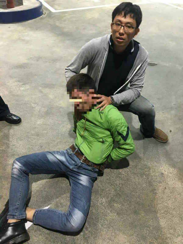 警方與加油站員工聯手制伏水果怪盜(下)。
