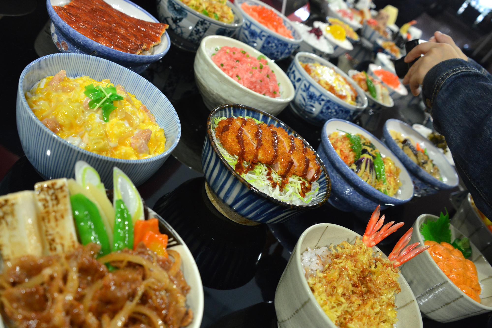 2015年，日本羽田機場，Panasonic所提供的「塑膠」製美食展覽。（東方IC）
