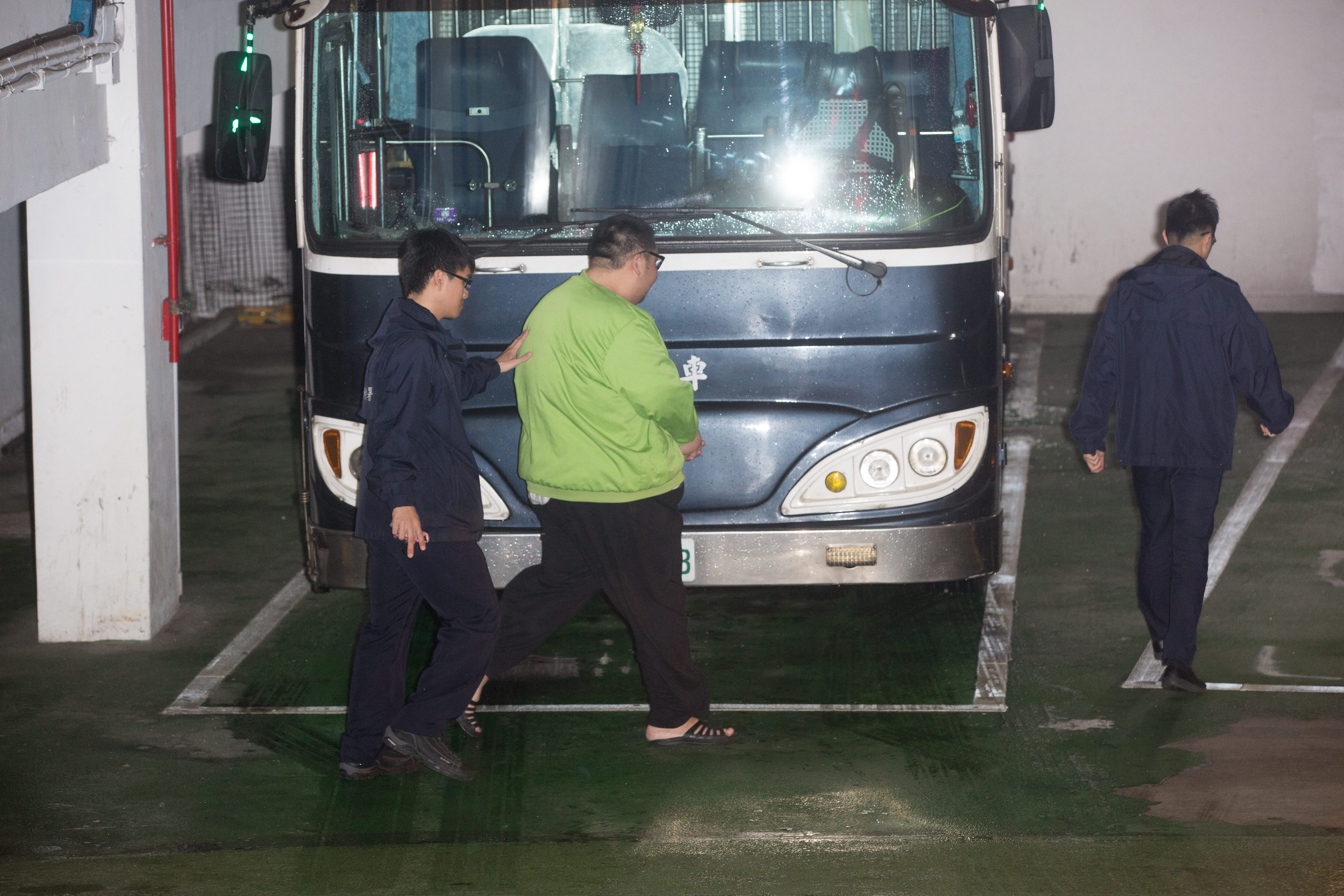 土豪哥（中）朱家龍去年因買毒在W飯店開趴，造成郭姓小模用毒過量死亡。