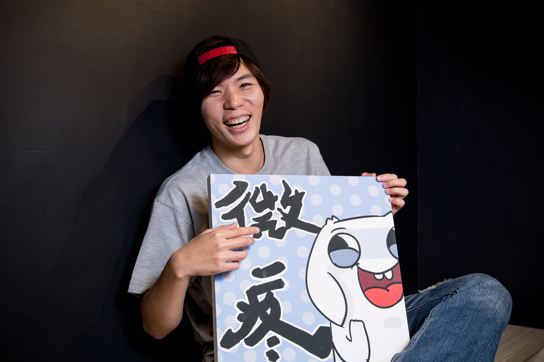 人氣漫畫家微疼用「垂耳兔」代表他的形象，將生活中的各種趣事、衰事，都呈現在漫畫中與讀者分享。