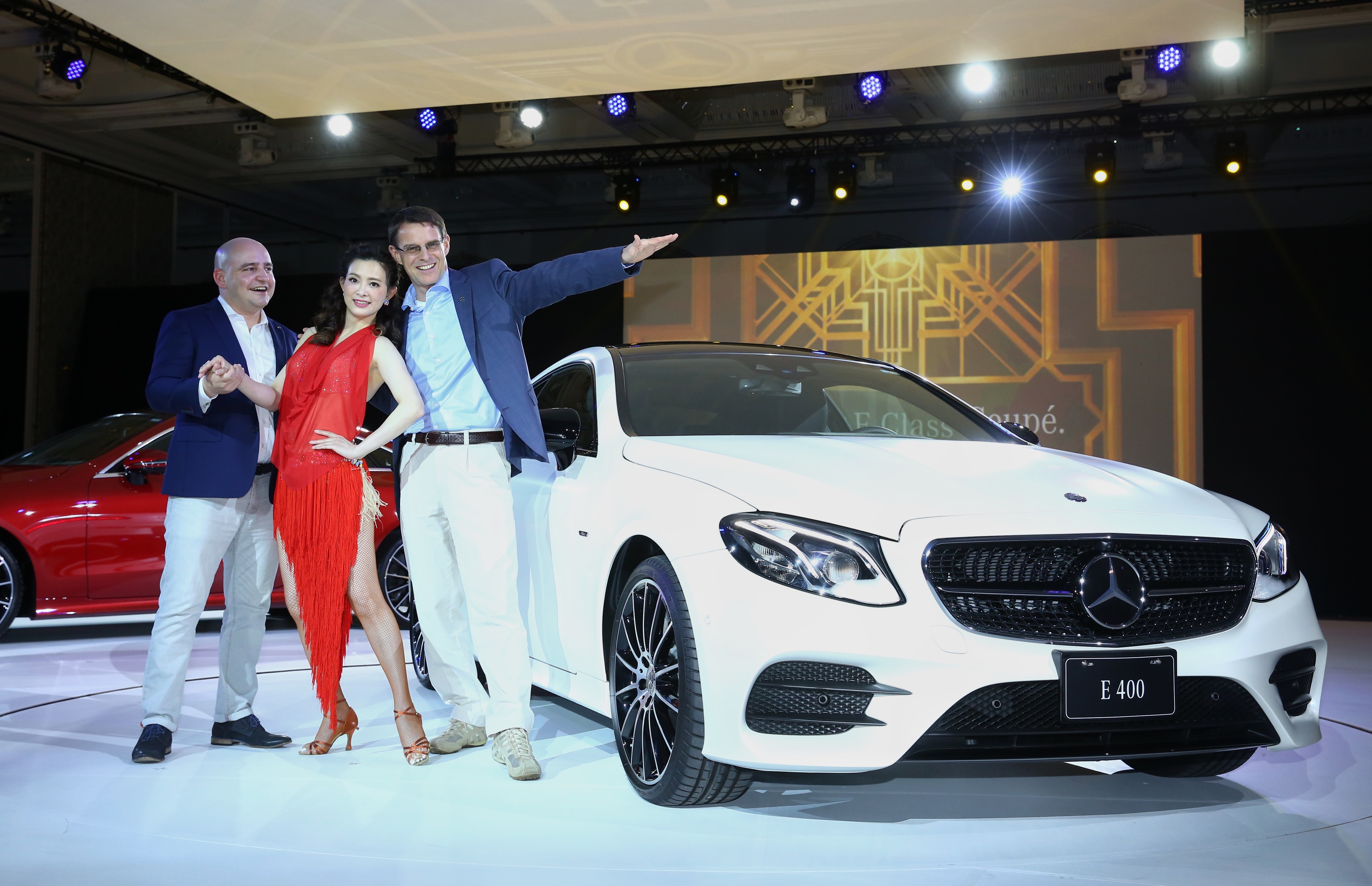 賓士在全球推出了55台的特仕「Edition 1」套件，賦予E-Class Coupé更為運動化的跑格。