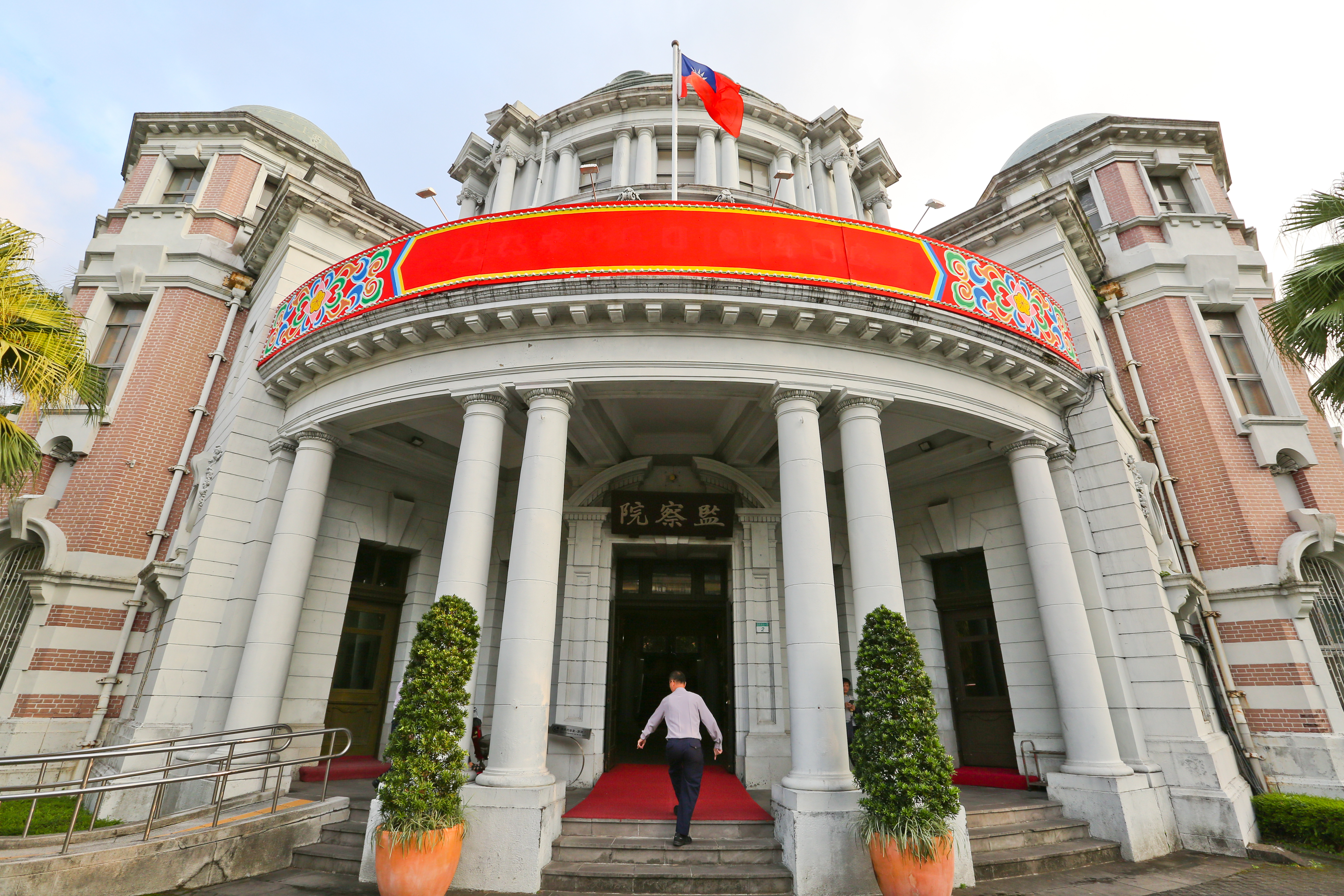 監委指出，新北市政府對樂活老人長照中心之聯合稽查、機構評鑑、消防檢查及防火安全宣導等均流於形式，有嚴重違失。（圖為監察院外觀）