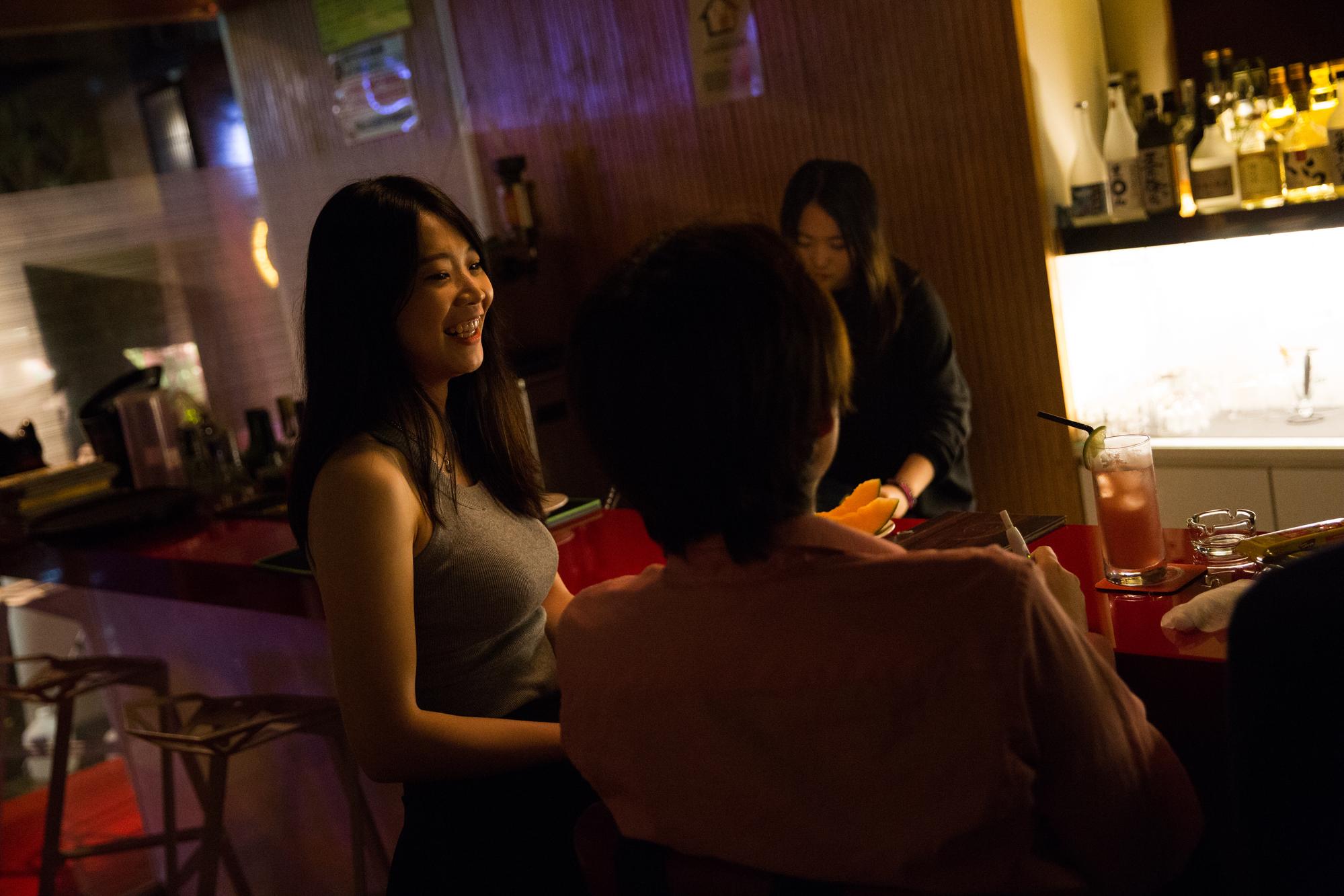 席耶娜說：「你要凝視客人3秒，讓客人在你身邊覺得時間變慢，加上喝了酒，他的心會蹦蹦跳，覺得你好像對我有感覺，因為這3秒愛上你。但你要讓他覺得『你多想了，我不是故意的。』」