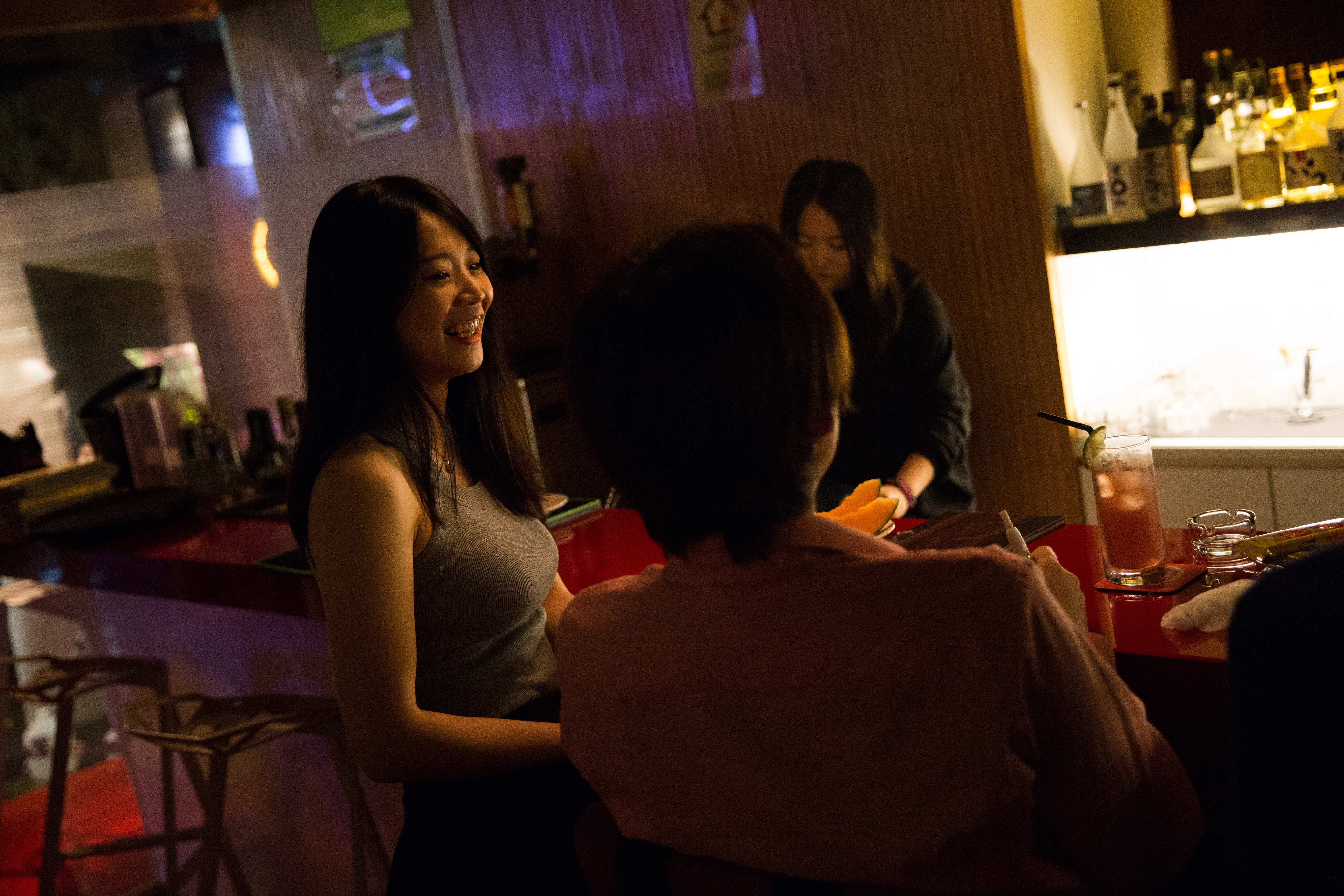 席耶娜說：「你要凝視客人3秒，讓客人在你身邊覺得時間變慢，加上喝了酒，他的心會蹦蹦跳，覺得你好像對我有感覺，因為這3秒愛上你。但你要讓他覺得『你多想了，我不是故意的。』」