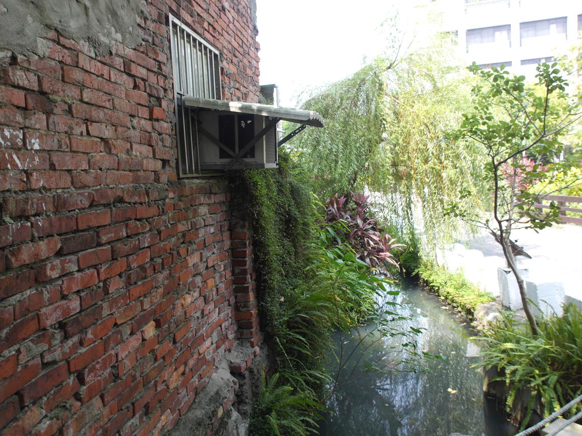 溫州街45巷的「瑠公圳遺址」一景，更精確的說應是霧裡薛圳整併入瑠公圳後成為瑠公圳第二幹線、於九汴頭分汴後的第二支線遺址。符容／攝