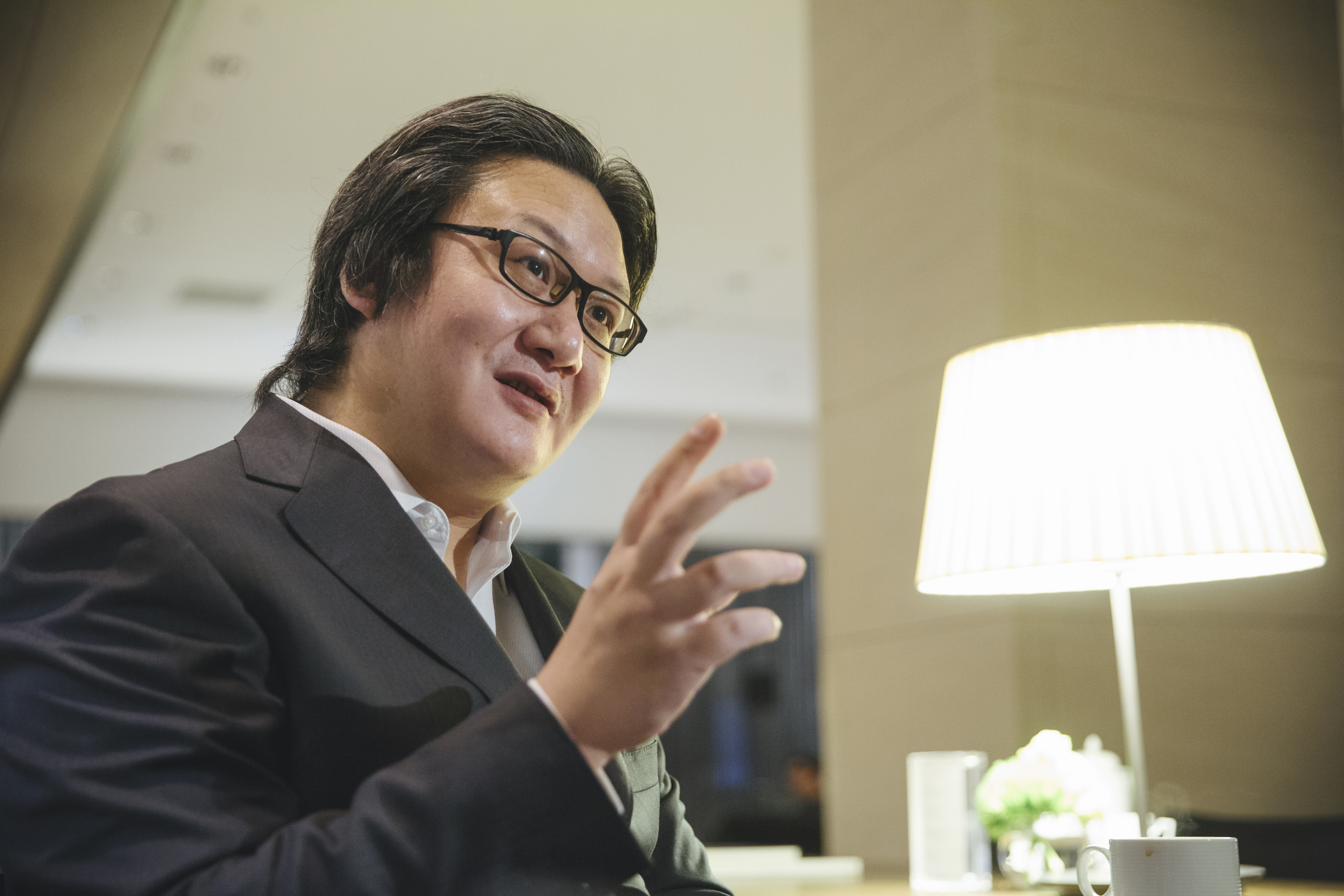 徐浩峰接受本刊專訪，談及新作《刀背藏身》裡，將探索中國刀法跟日本刀法在實戰中有何不同。