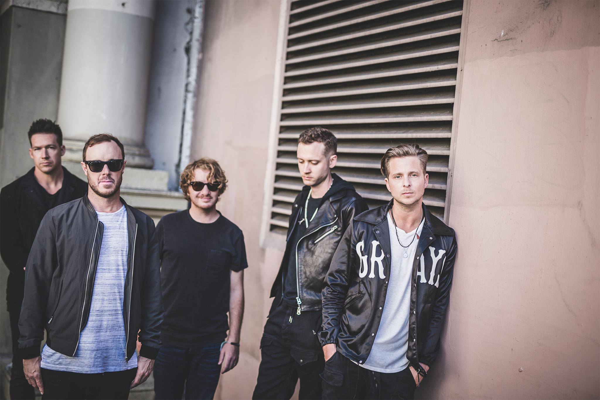 2007年推出首張作品〈Apologize〉創下千萬銷量，奠定OneRepublic共和世代地位。