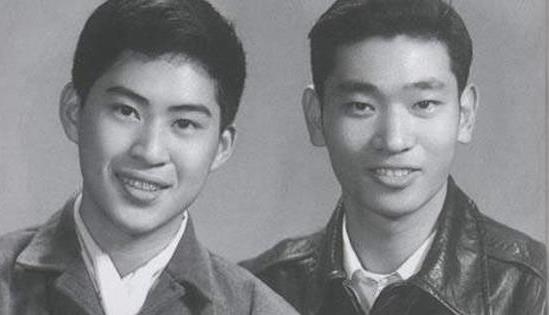 白先勇(左)與王國祥(右)於台大時期合影留念,2人相識於17歲,情牽一生。(時報出版社提供)