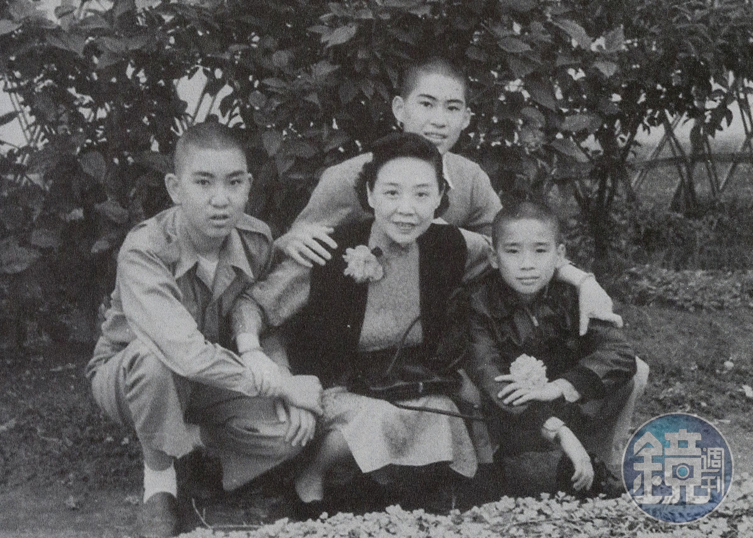 1955年，18歲的白先勇（後）與弟弟先剛（前左1）、母親馬佩璋（前中）攝於松江路的家。（時報出版社提供）