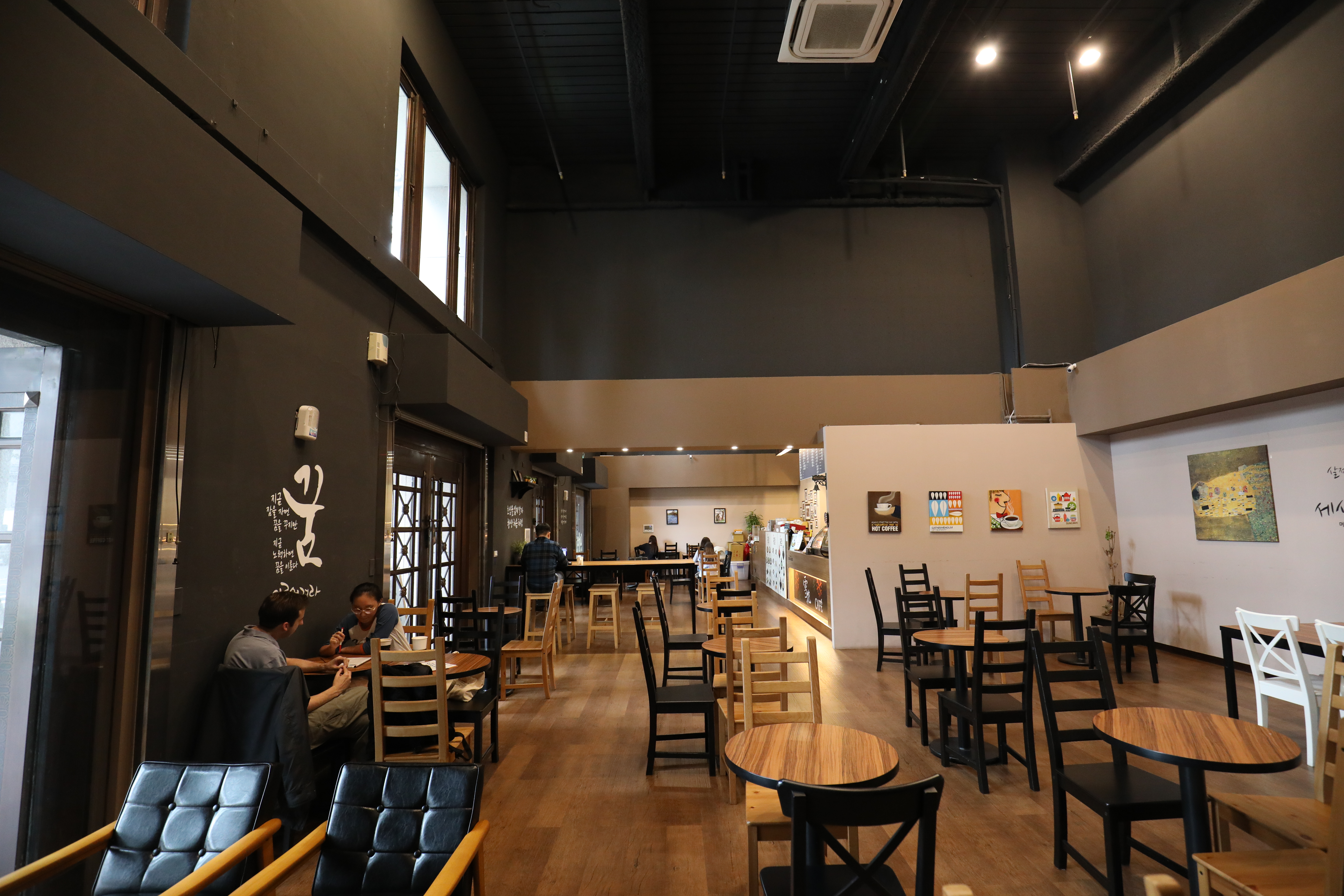 店內空間有如韓劇場景。