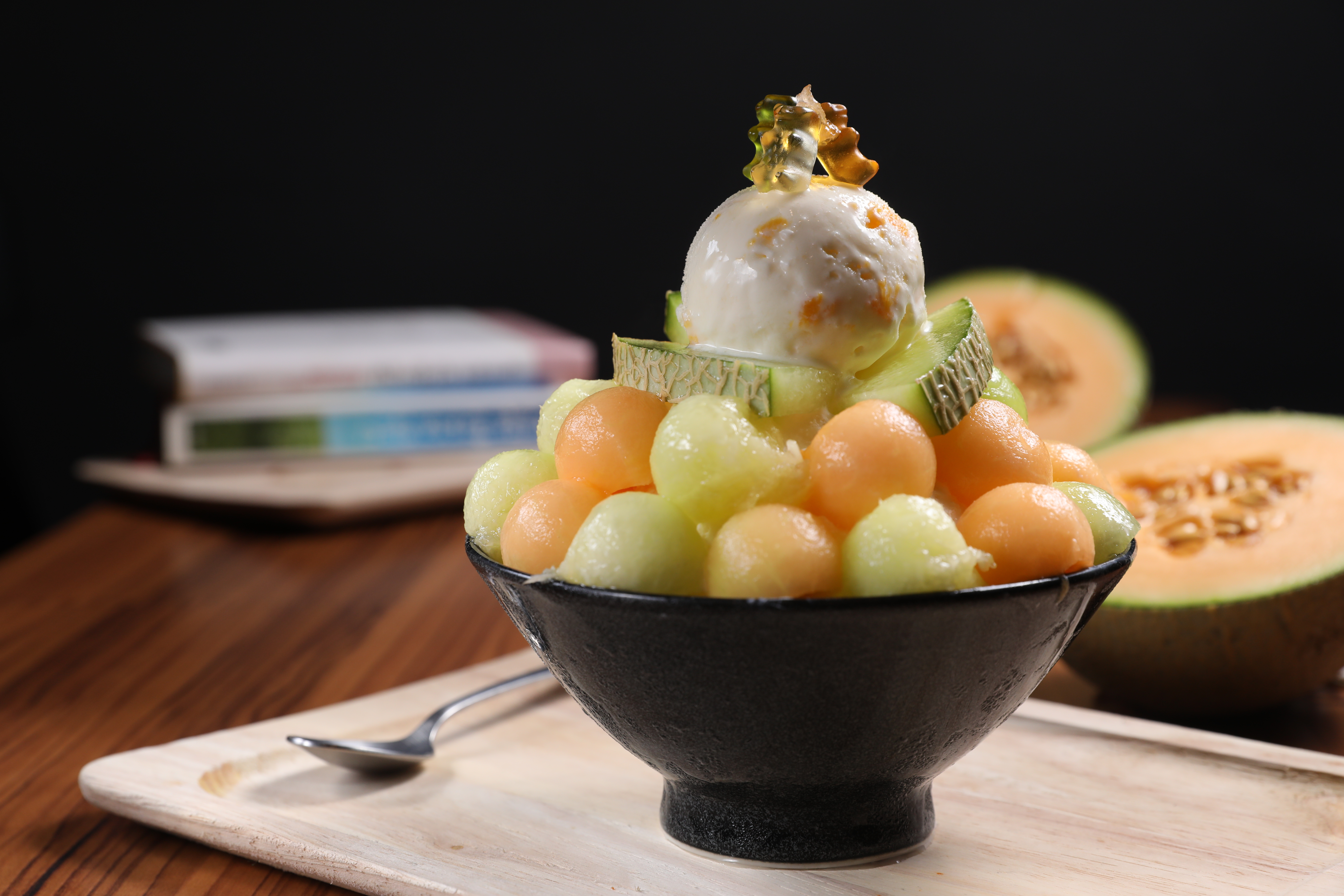 季節限定的「哈密瓜優格雪花」選用橙肉、青肉兩種品種，挖成繽紛小球堆在雪山上，超可愛。（290元／碗）