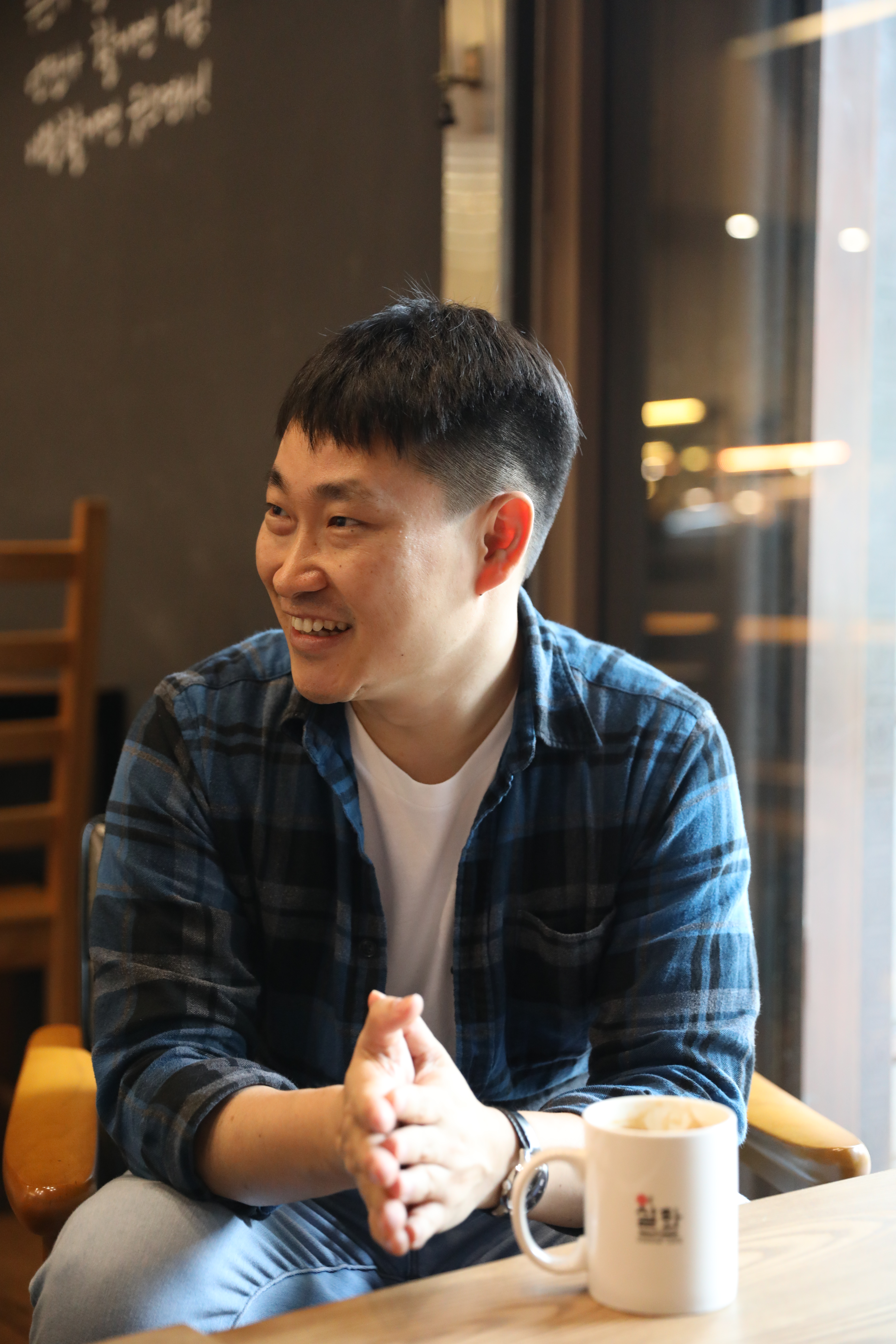 老闆崔智雄因為愛聊天，索性開了咖啡店。