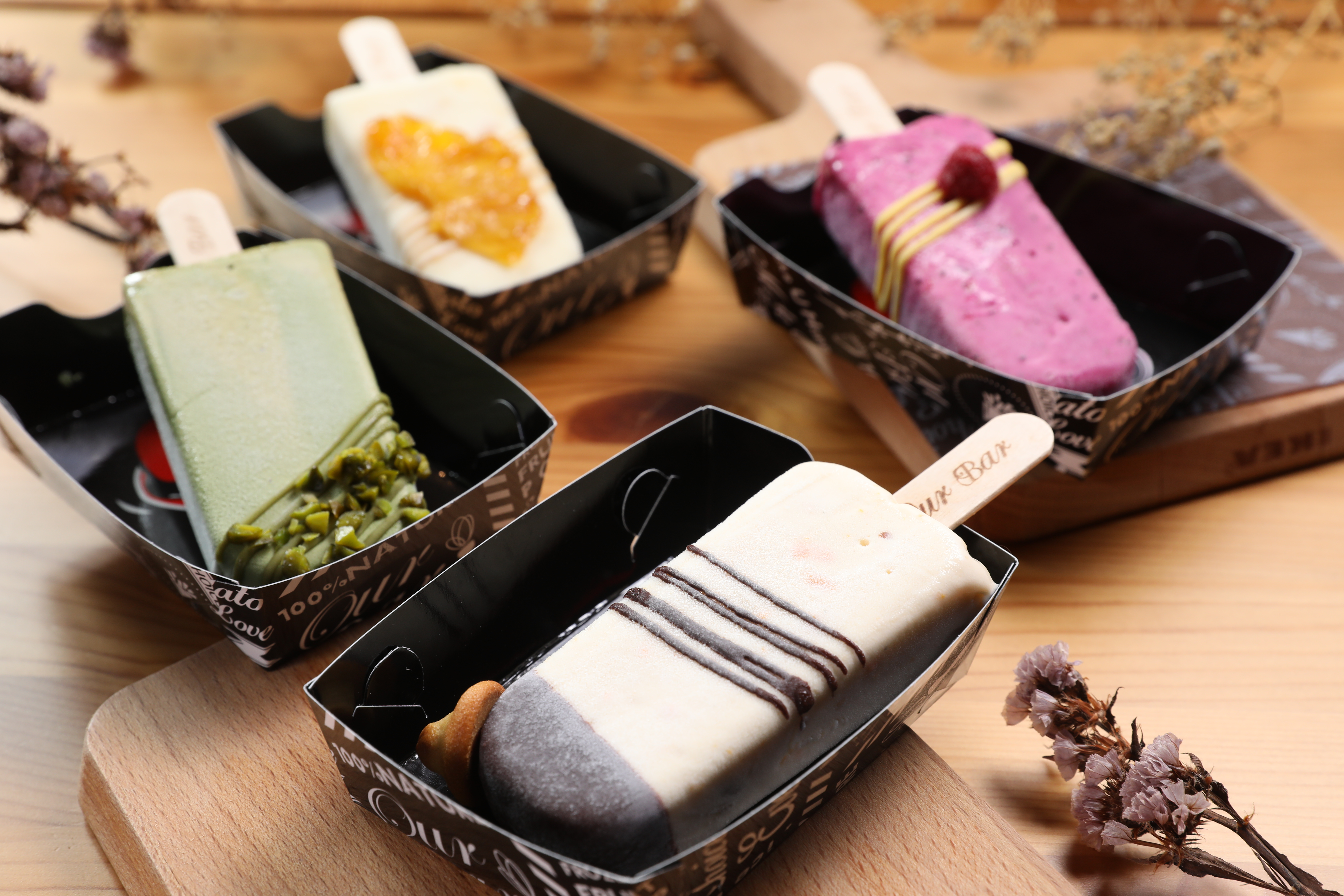 用義式冰淇淋製成的雪糕，結合鹹蛋黃、火龍果、鳳梨等在地物產，是OurBar人氣不墜的招牌。（90至135元／支）