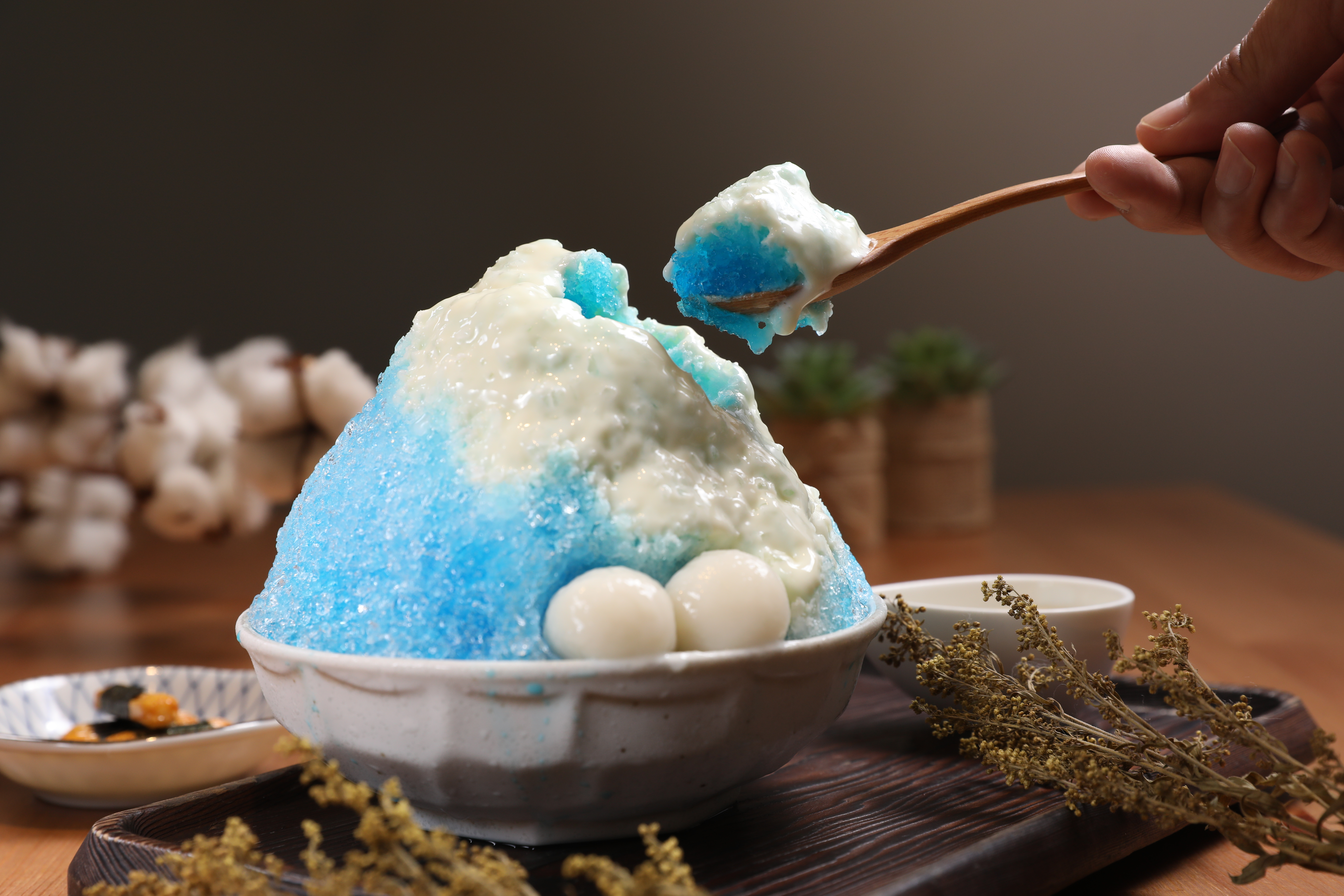 「富士山腳下」以特調優格醬模擬山頂積雪，清爽藍色帶來沁心視覺涼感。（120元／碗）