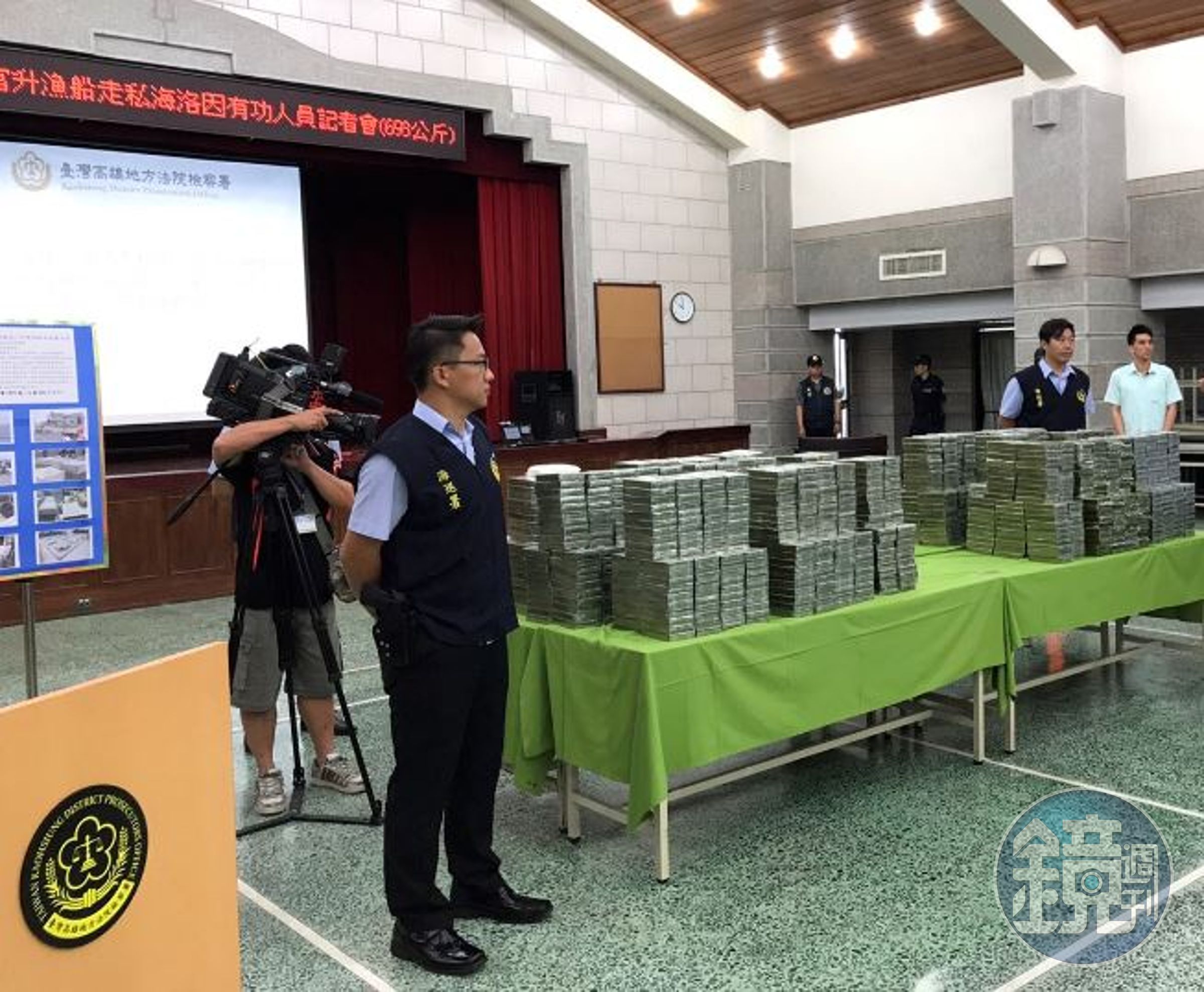 查緝隊幹員起出1800塊、毛重近700公斤的海洛英磚，堪稱史上最大宗漁船走私案。