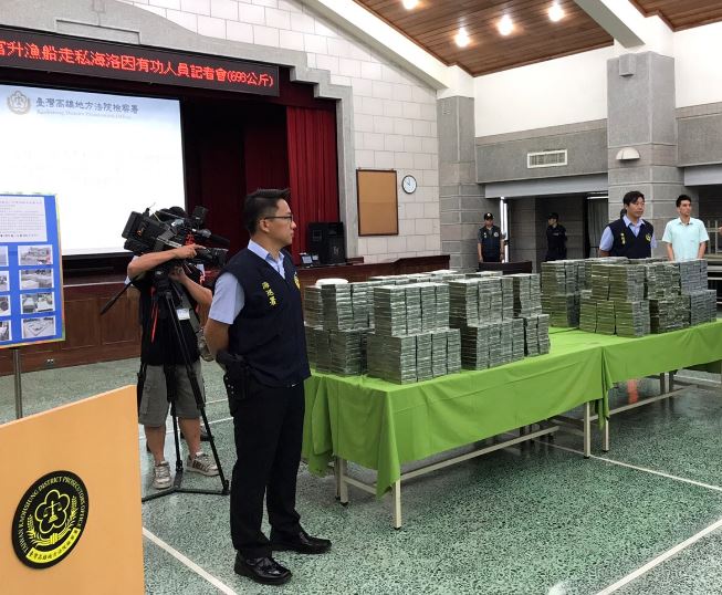 查緝隊幹員起出1800塊、毛重近700公斤的海洛英磚，堪稱史上最大宗漁船走私案。