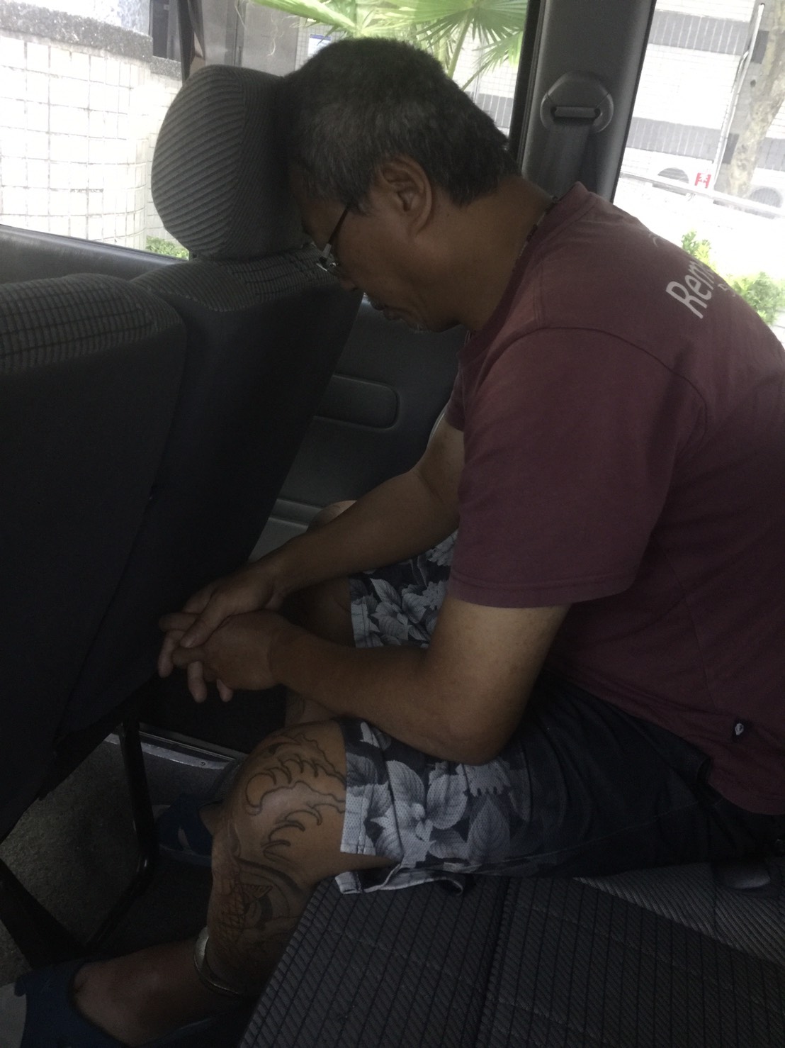 蔡姓船長被海巡隊押解至地檢署偵訊，低頭沉默不語。