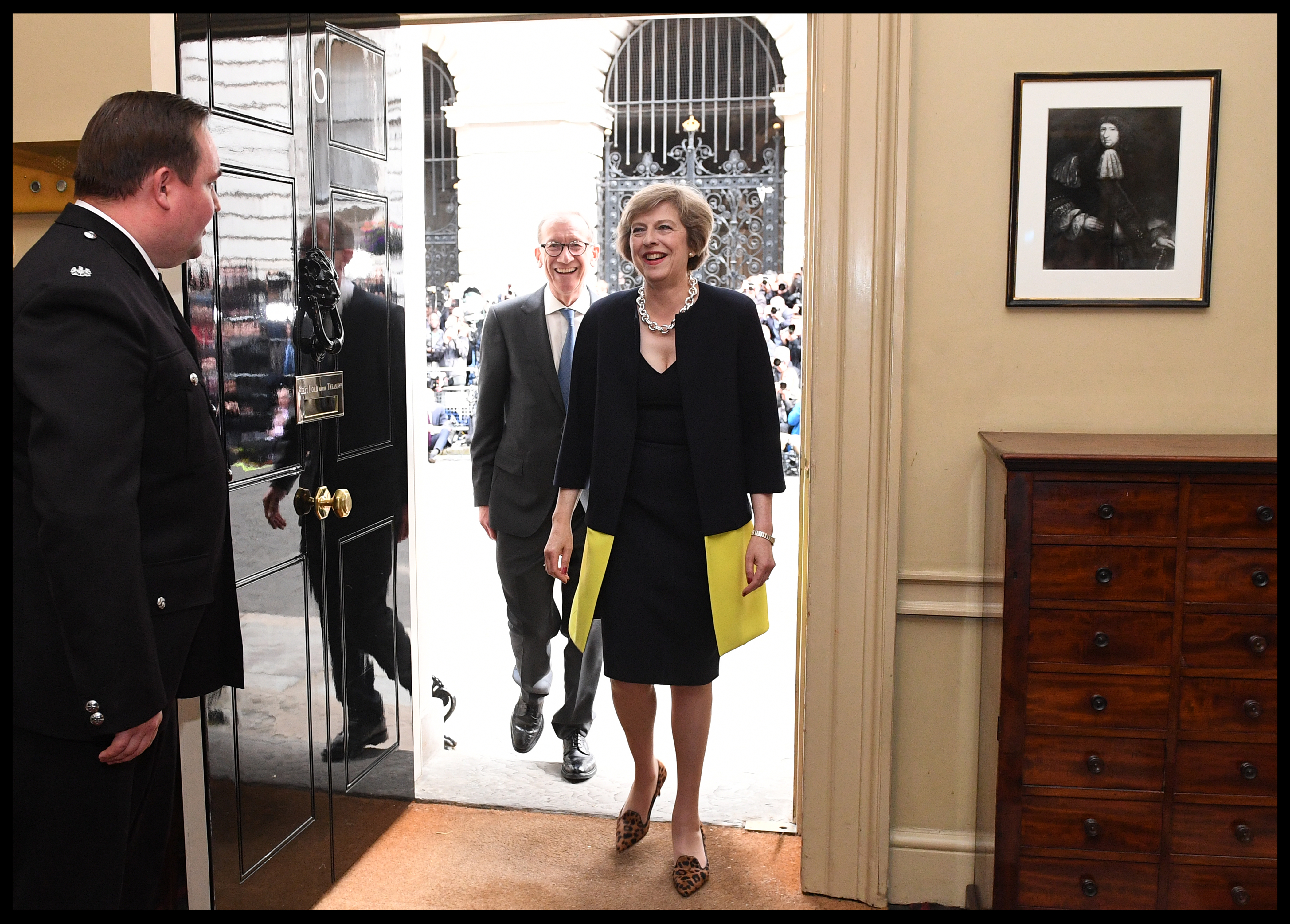 梅伊聰明反被聰明誤，提早三年舉行大選，搞得自己灰頭土臉。圖為她2016年7月接任首相後，走進唐寧街十號首相官邸。（東方IC）