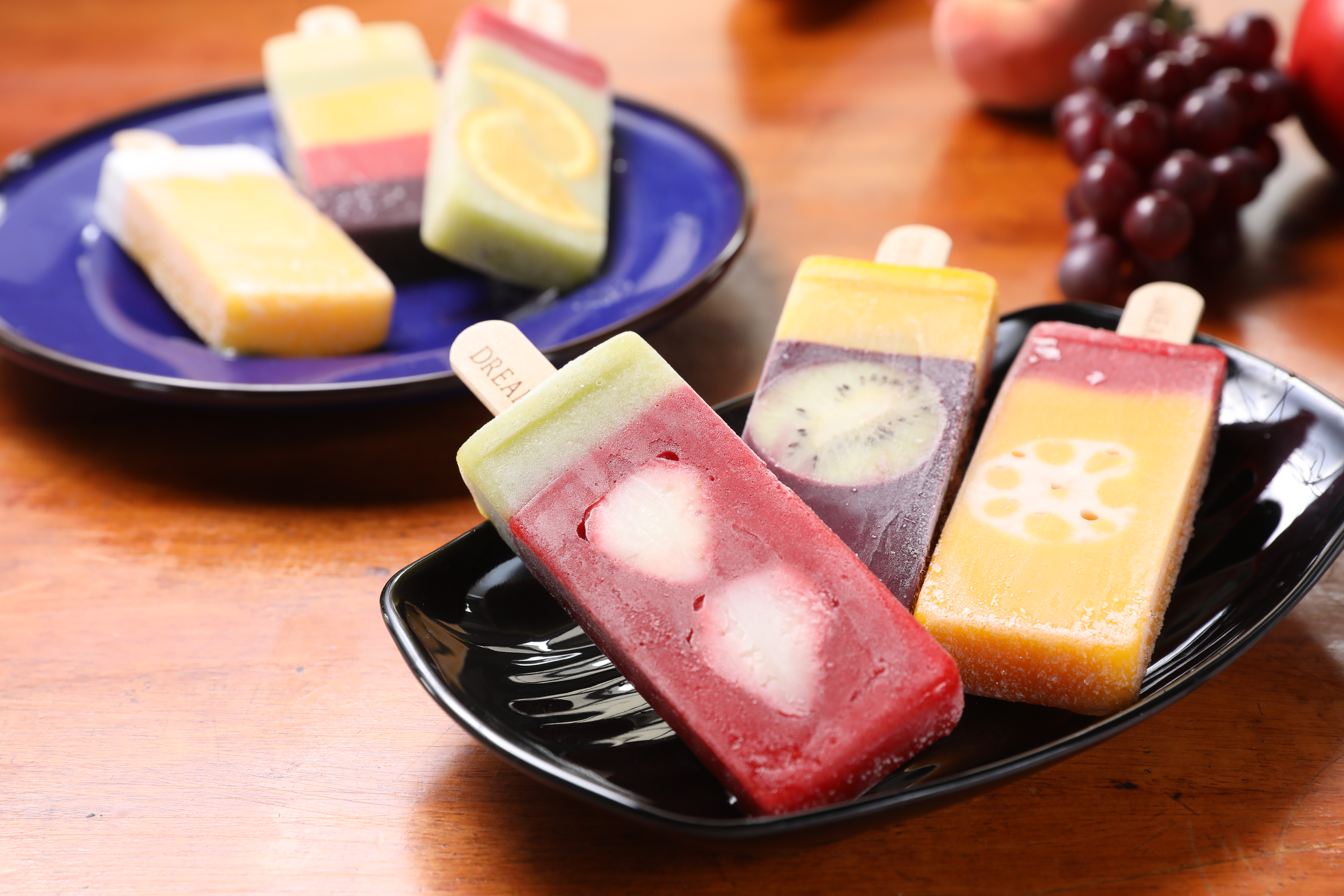 「夢幻蜜拉」老闆黃榮裕說，各色果汁冰棒的色澤全來自天然水果，不摻香料和色素。（60至80元／支）