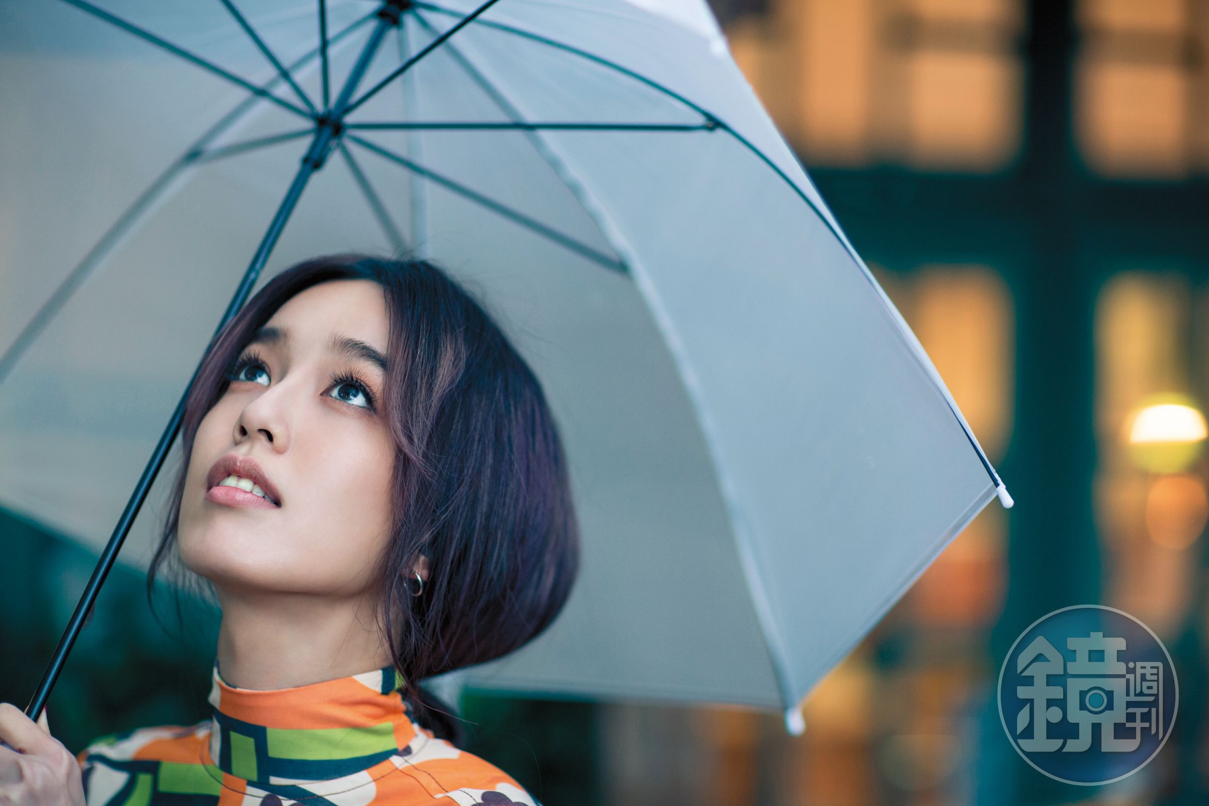 揮別了時尚的伸展台，陳庭妮走進了戲劇裡頭，甘之如飴。