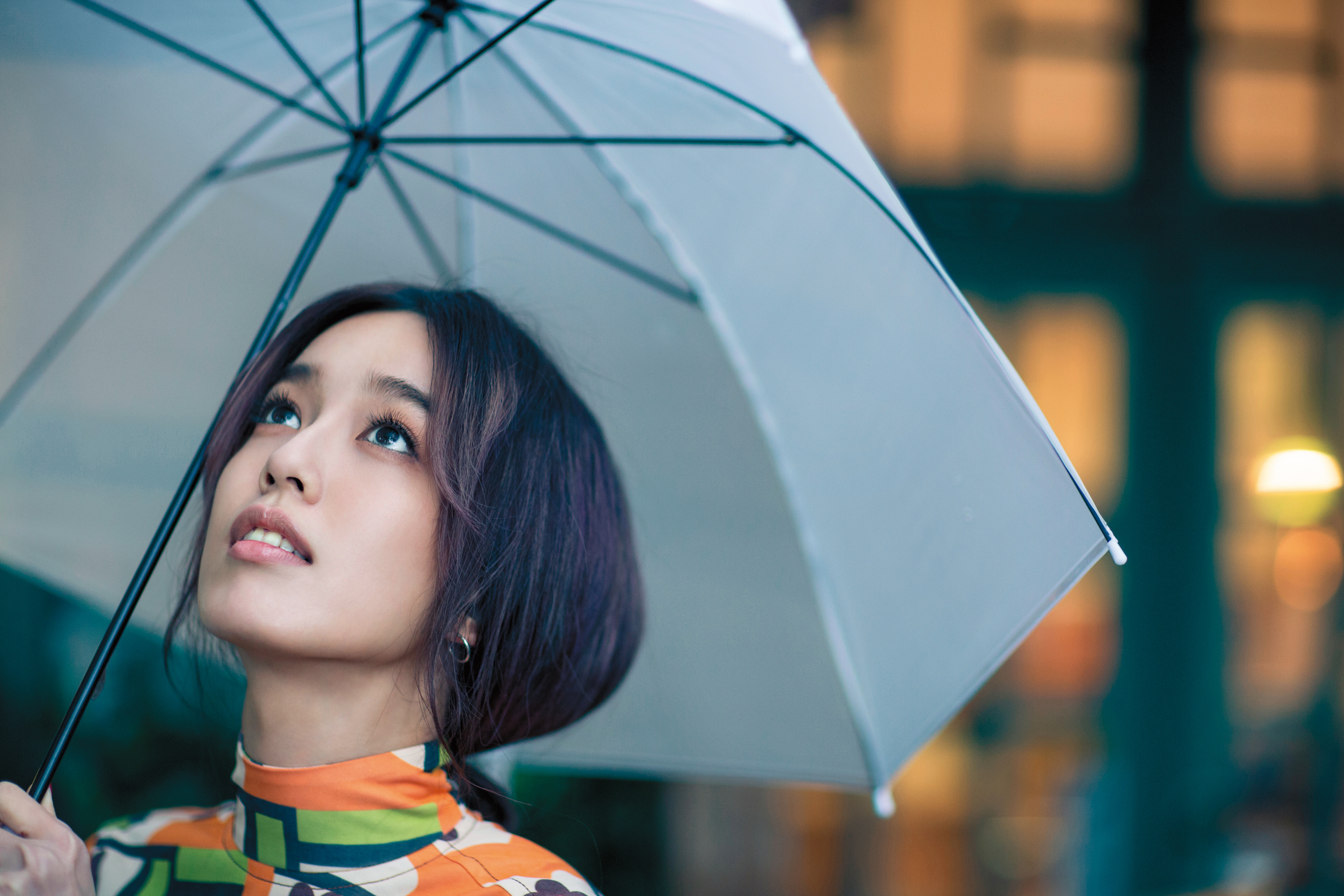 揮別了時尚的伸展台，陳庭妮走進了戲劇裡頭，甘之如飴。