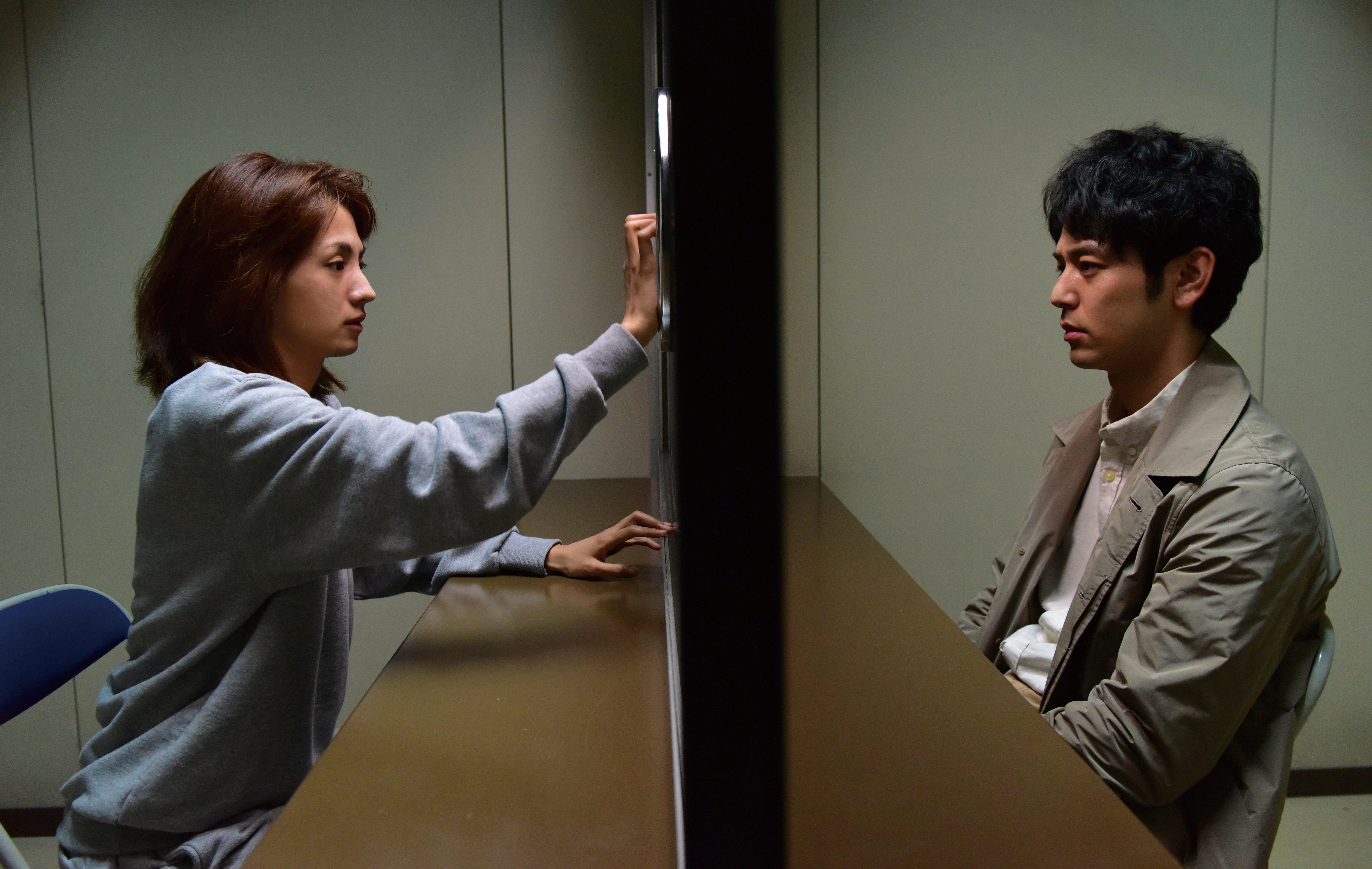 妻夫木聰飾演的記者追查滅門血案真相，過程中卻發現自己因虐兒案入獄的妹妹竟涉入其中。（絕色國際提供）