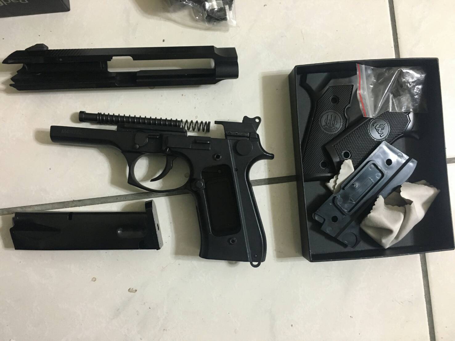 嫌犯等人出入都會攜帶槍枝，行徑囂張。