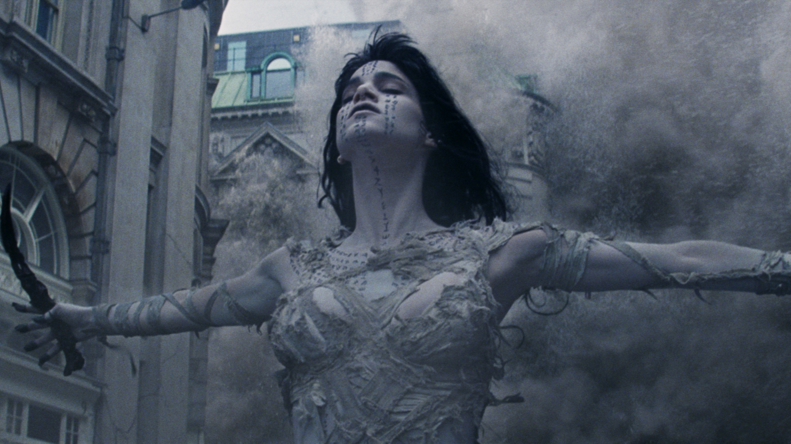 《神鬼傳奇》不同於舊版奇幻冒險風格，改走驚悚恐怖路線，木乃伊公主氣場強大邪氣十足身材又正，比阿湯哥更搶眼。（UIP提供）