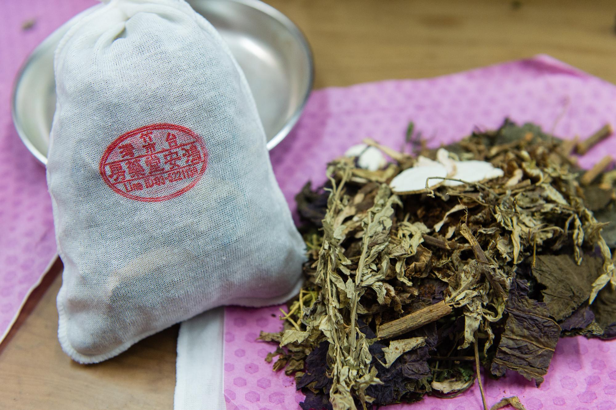 防蚊包沉甸甸的,是年輕人對於傳承的使命。