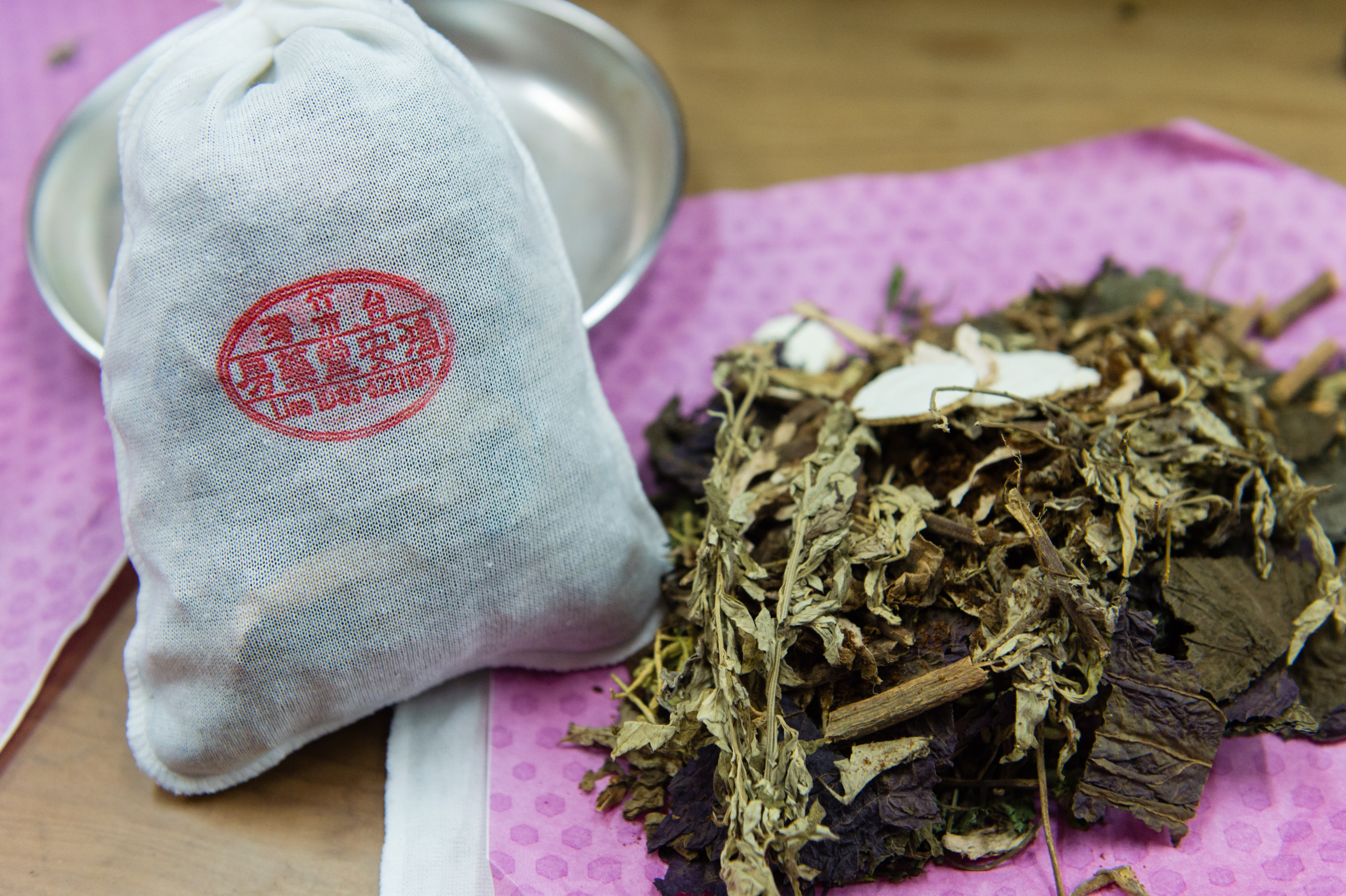 防蚊包沉甸甸的，是年輕人對於傳承的使命。