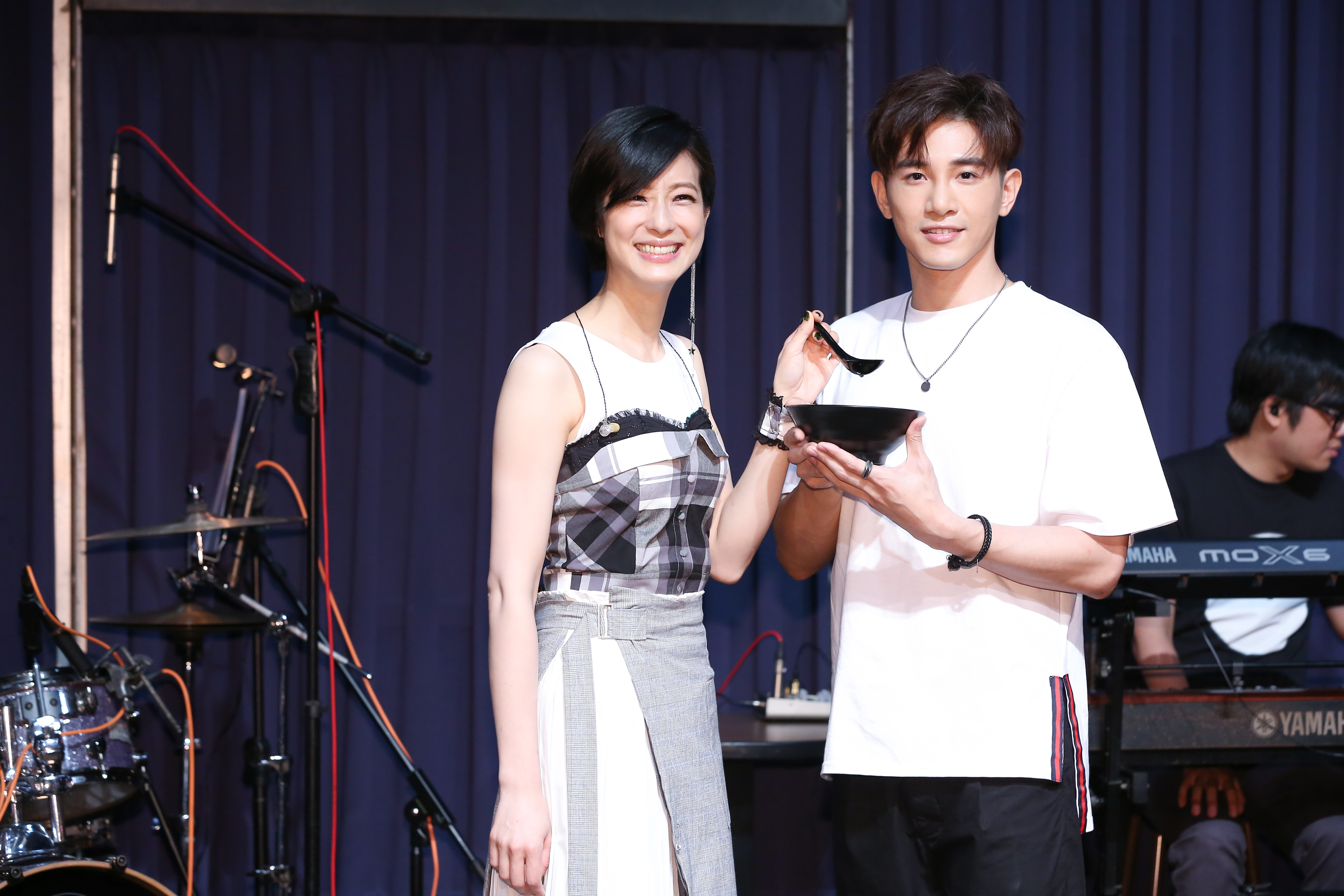 賴雅妍（左）辦公益演唱會，師弟張立昂前往站台打氣。