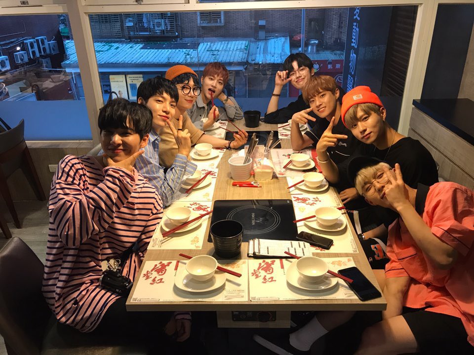 Boys24 Unit Black嘗台灣美食,挑戰麻辣火鍋。(圖片來源:BOYS24_FOR_HOUR推特)